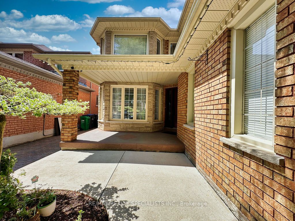 9 Siesta Court, Brampton, ON L6R 1P2 photo 3