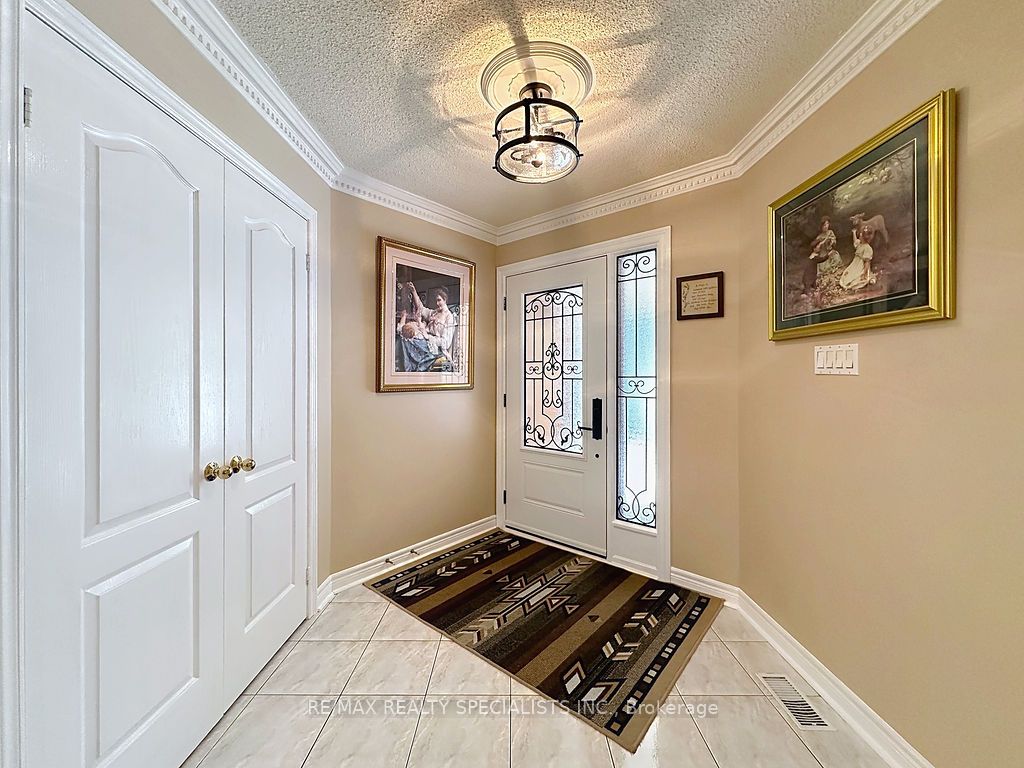 9 Siesta Court, Brampton, ON L6R 1P2 photo 4