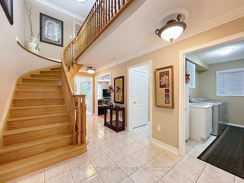 9 Siesta Court, Brampton, ON L6R 1P2 photo 5