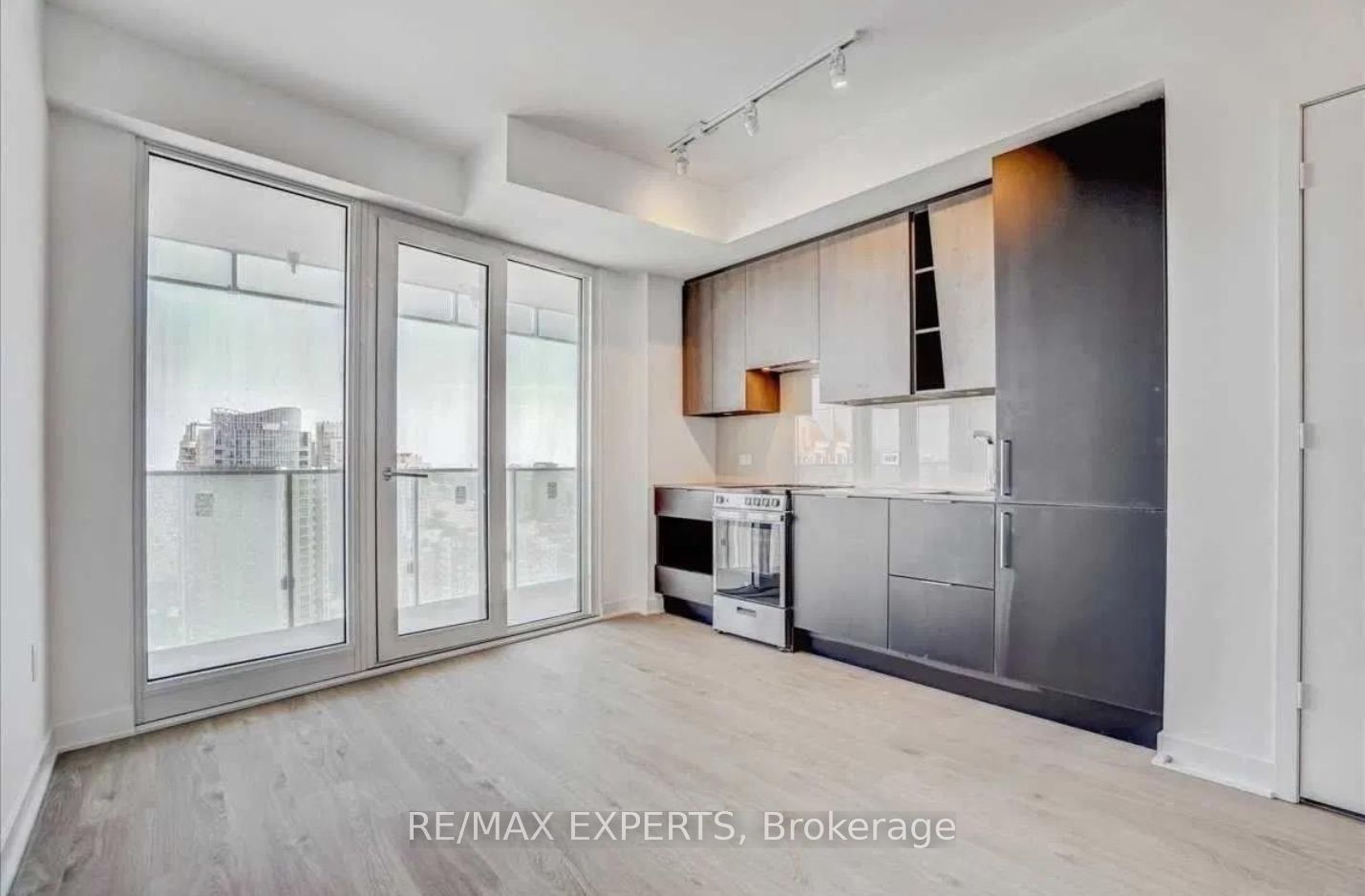 3900 Confederation Parkway 2710, Mississauga, ON L5B 0M3 photo 5