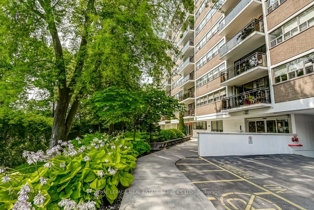 212 Kerr Street 404, Oakville, ON L6K 3B1