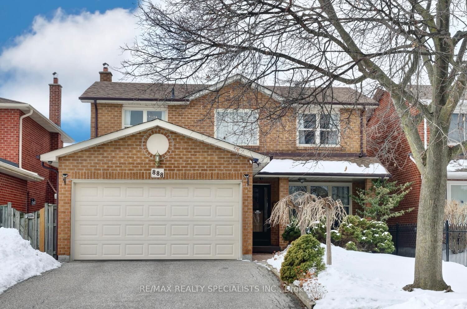 888 Messenger Meadow Drive, Mississauga, ON L5C 3T2 photo 2