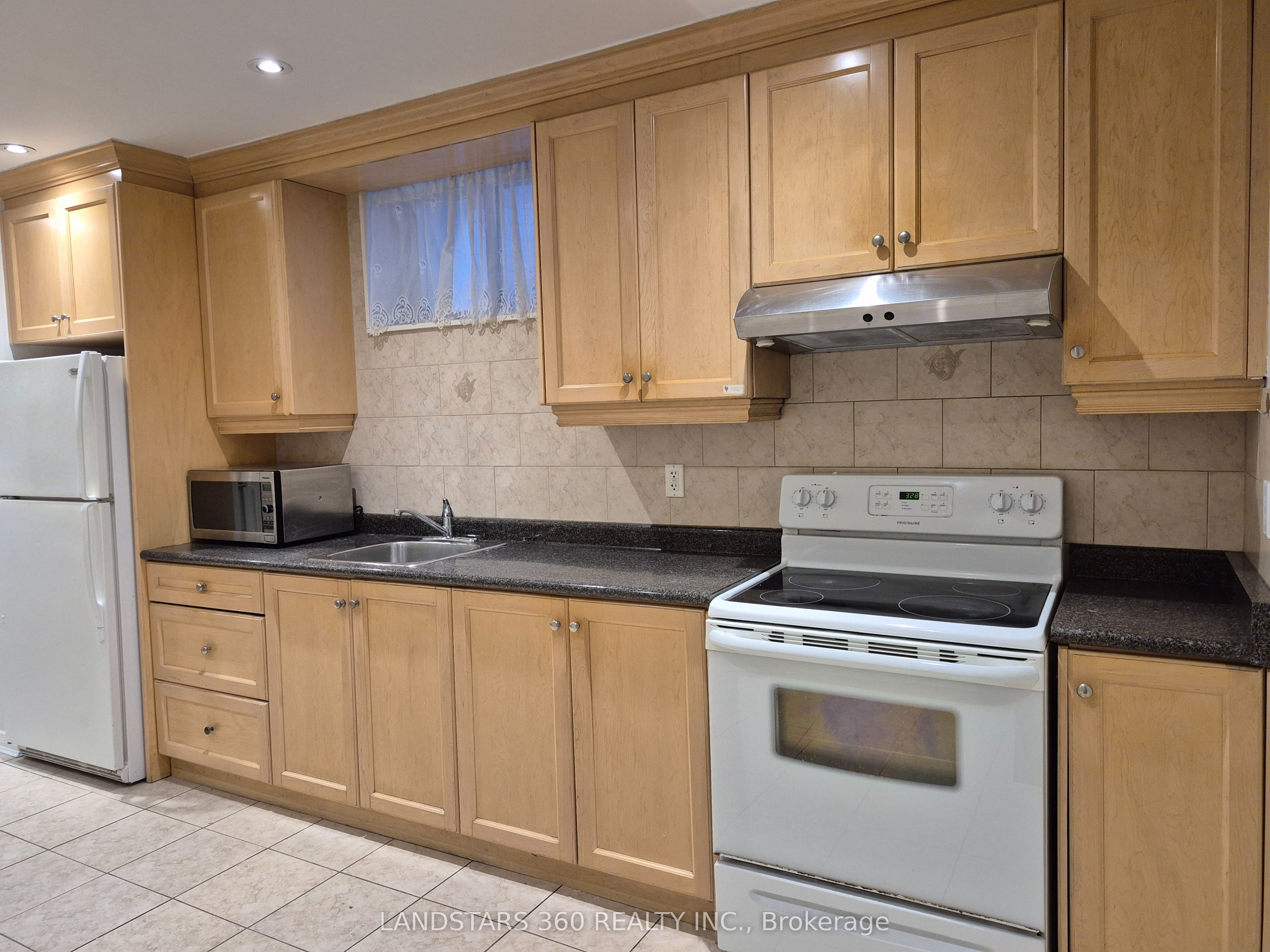 49 Boon Avenue Lower, Toronto, ON M6E 3Z2 photo 2