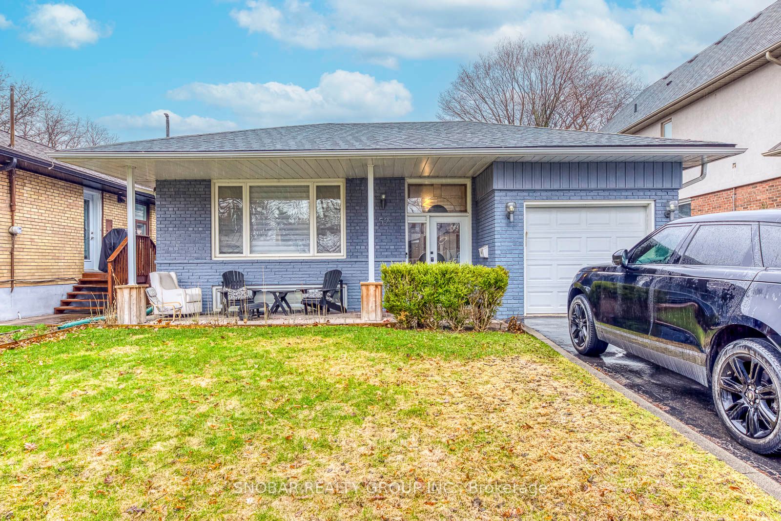 52 Decarie Circle, Toronto, ON M9B 3J2