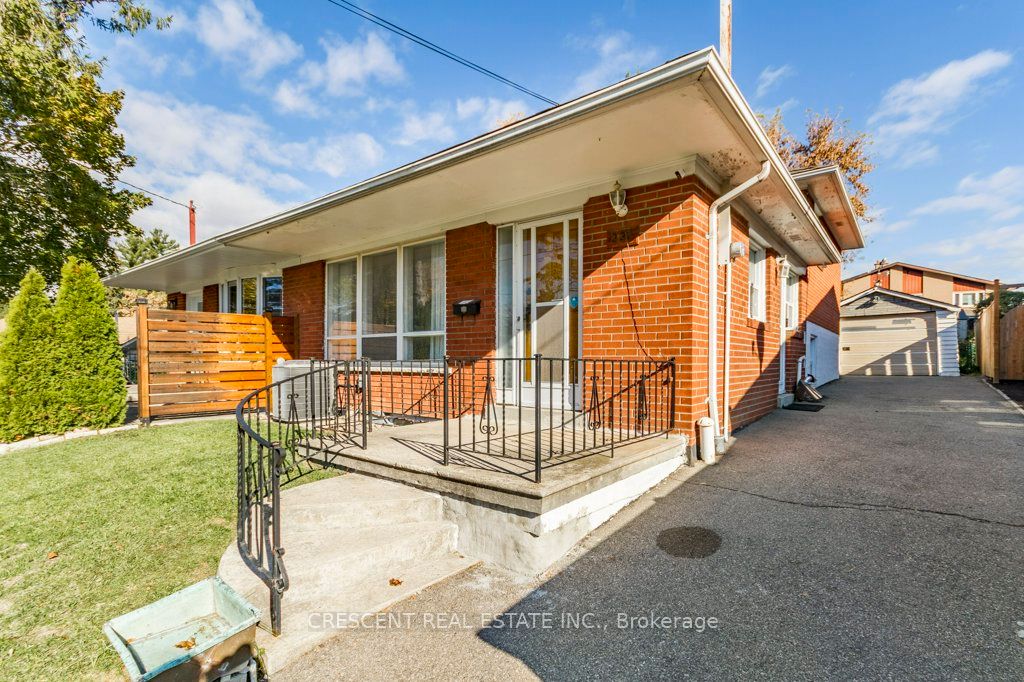 227 Verobeach Boulevard, Toronto, ON M9M 1R4 photo 2