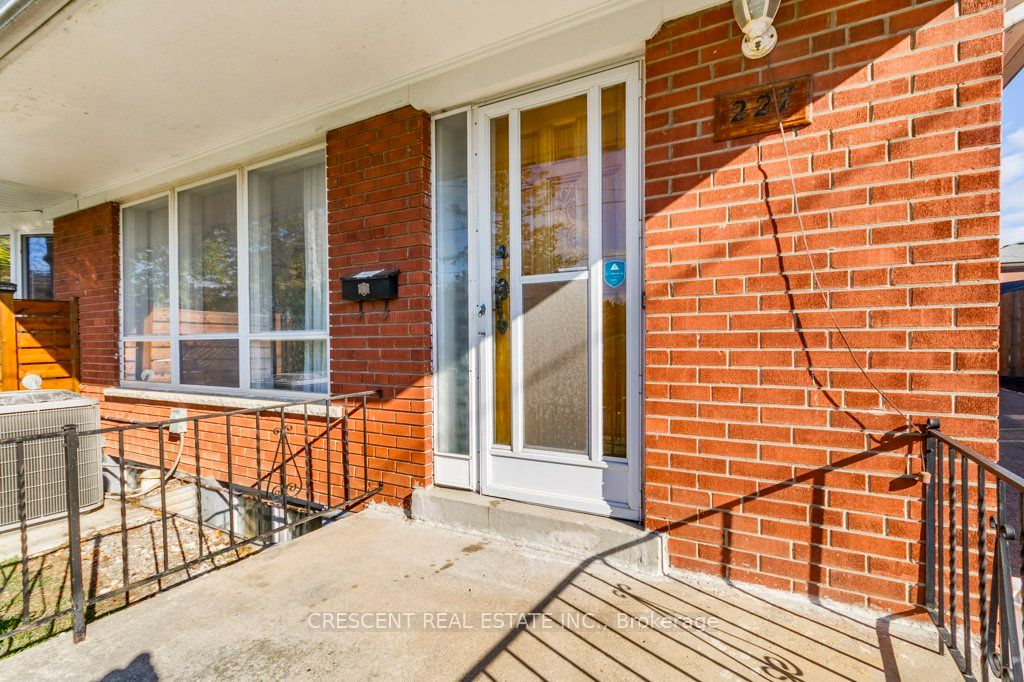 227 Verobeach Boulevard, Toronto, ON M9M 1R4 photo 3