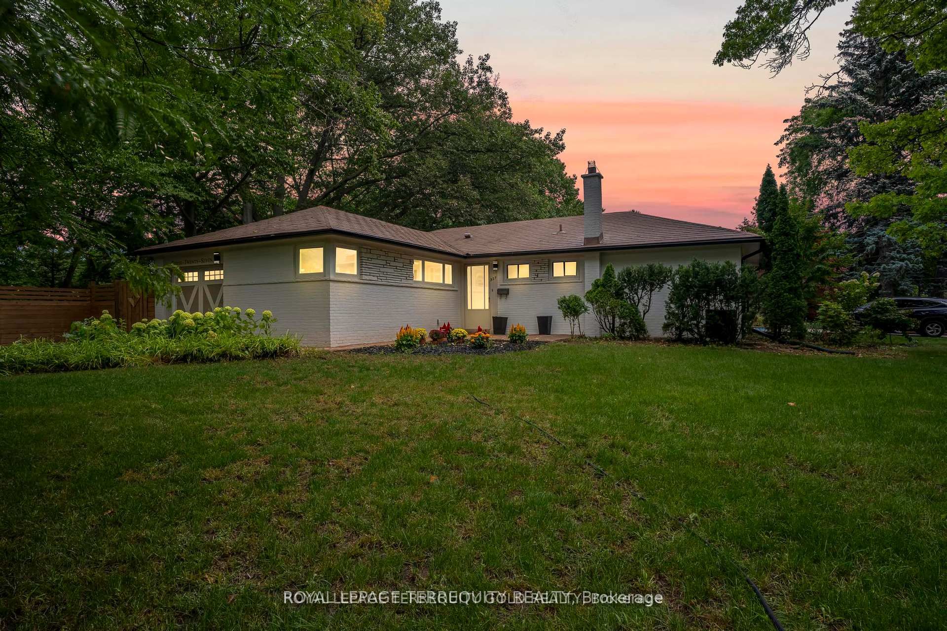 327 River Side Drive, Oakville, ON L6K 3N3