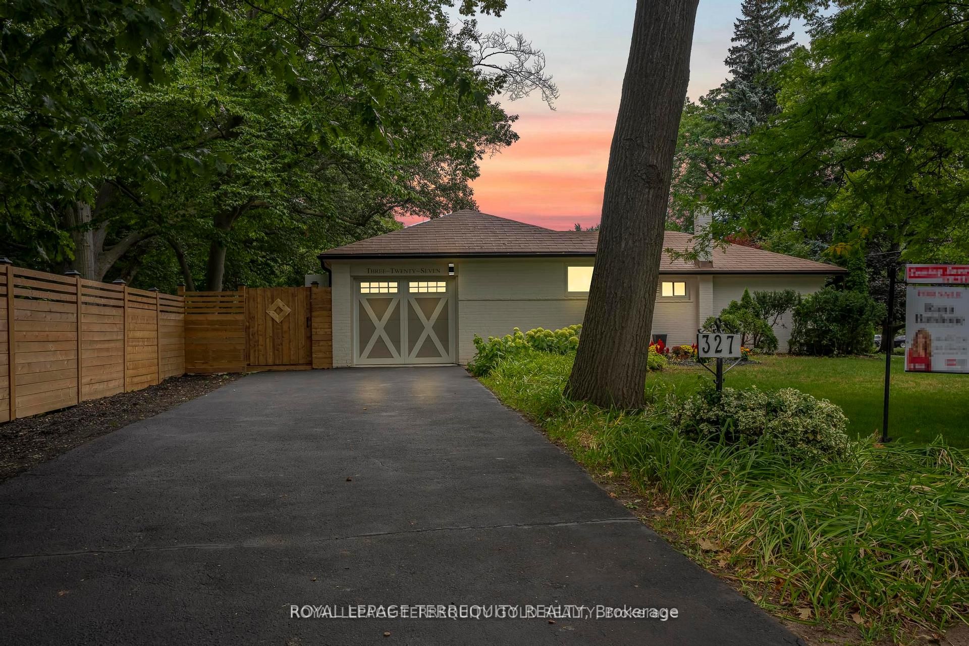 327 River Side Drive, Oakville, ON L6K 3N3 photo 2
