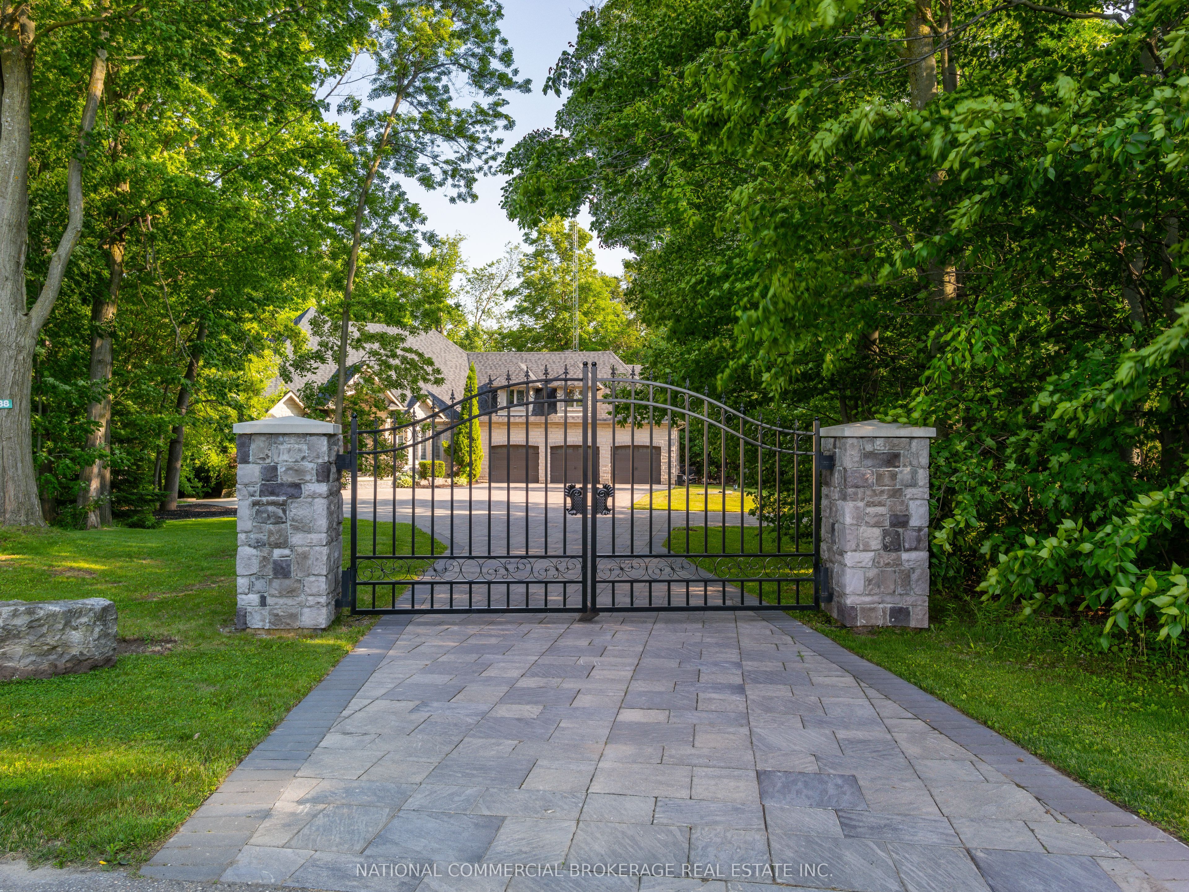 10088 Old Pine Crest Road, Halton Hills, ON L0P 1K0 photo 2