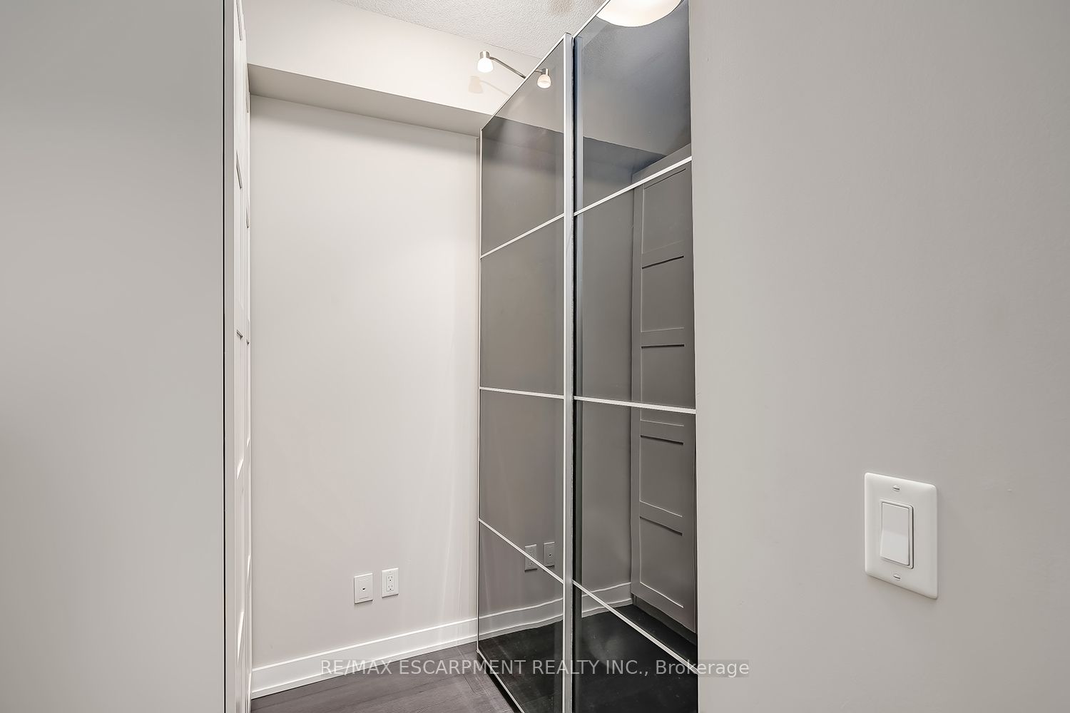 5240 Dundas Street 604, Burlington, ON L7L 0J6 photo 4