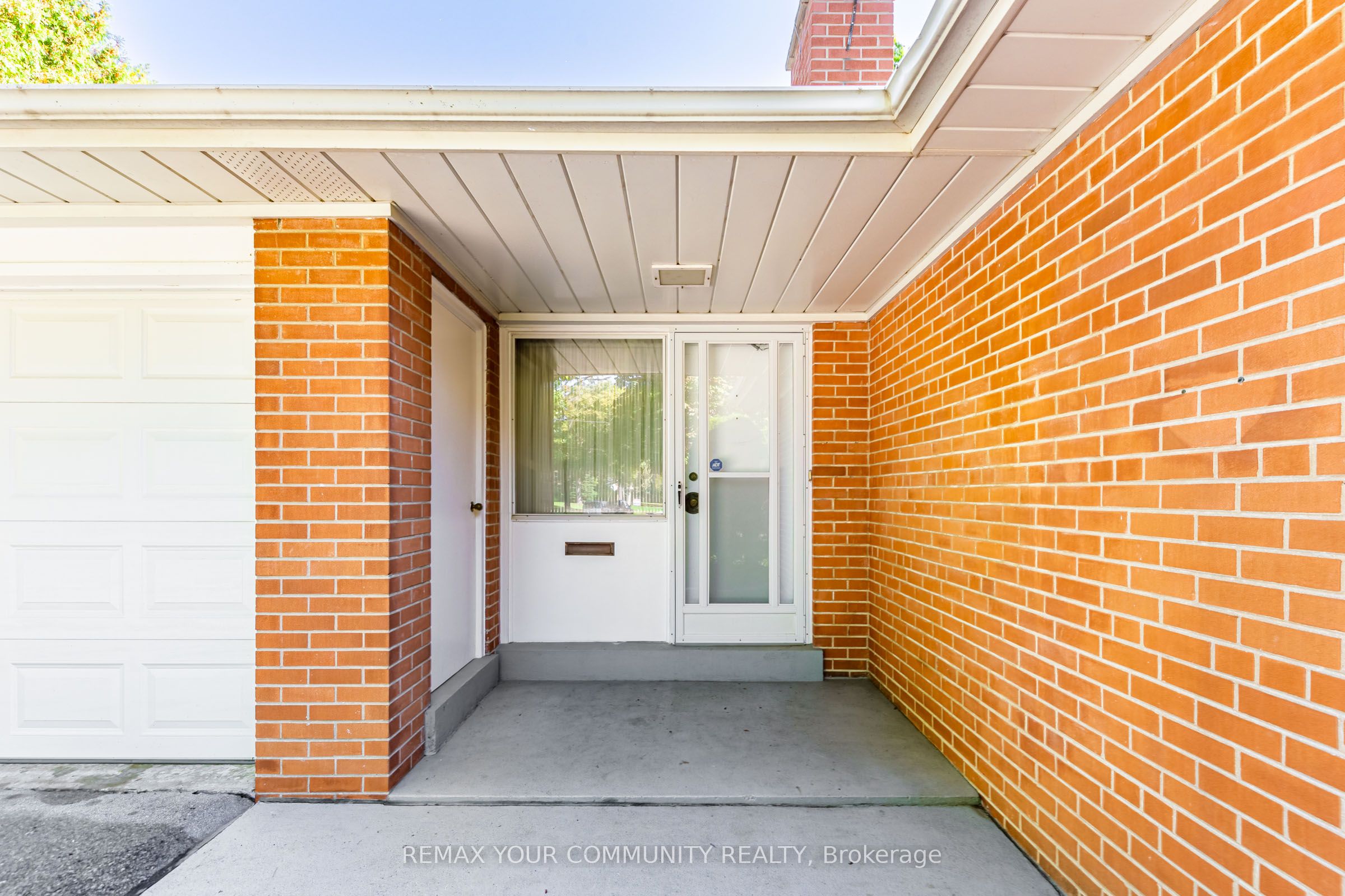 628 Shenandoah Drive, Mississauga, ON L5H 1V9 photo 2