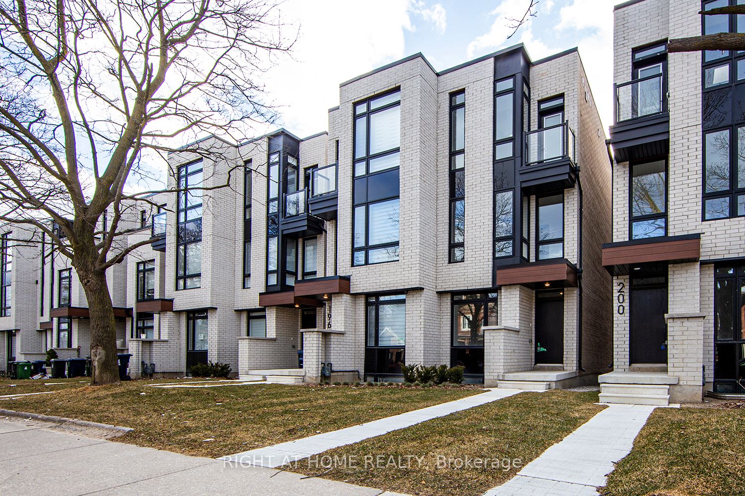 198 Mcroberts Avenue, Toronto, ON M6E 4P5 photo 2
