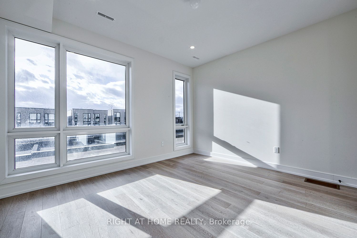198 Mcroberts Avenue, Toronto, ON M6E 4P5 photo 3