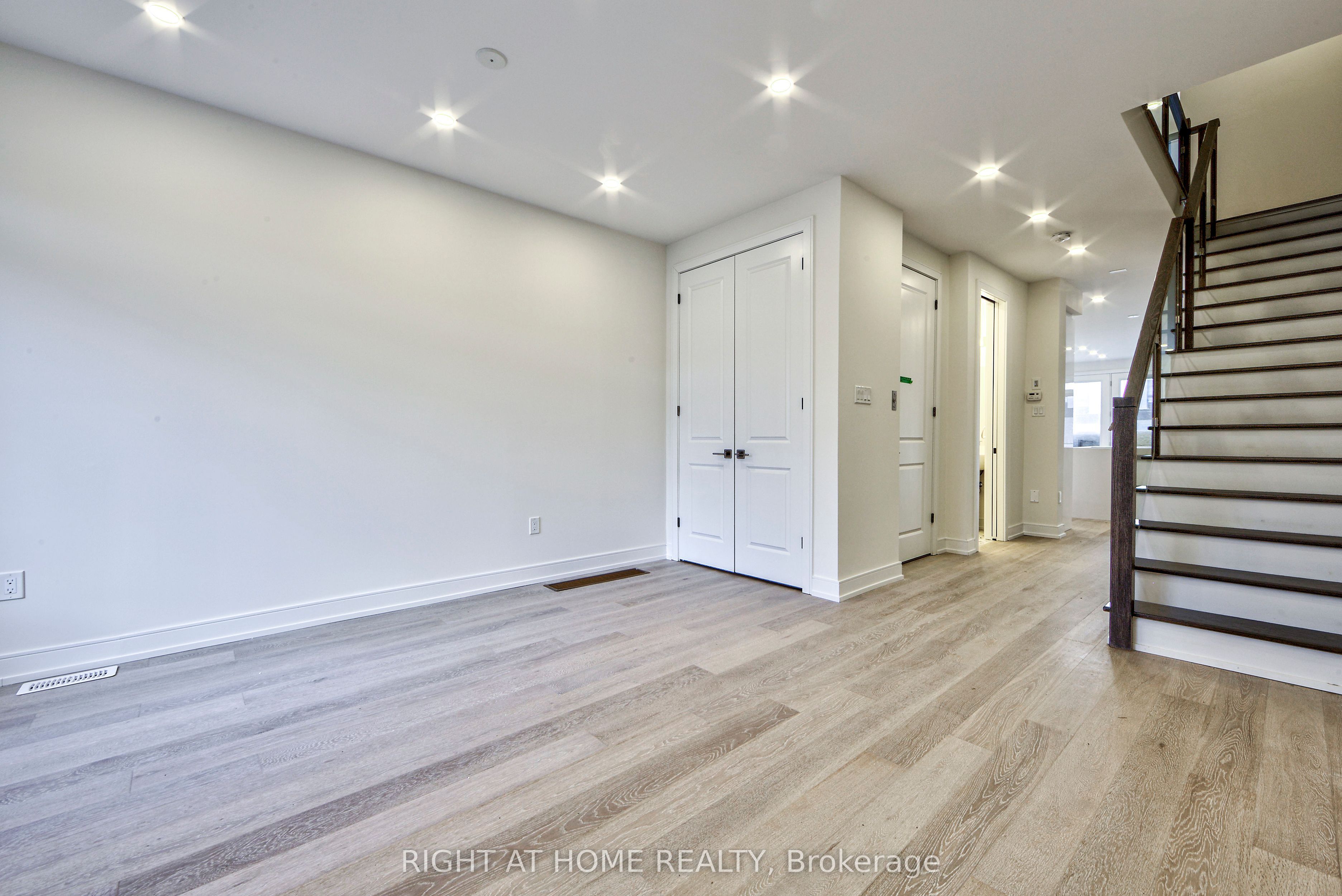 198 Mcroberts Avenue, Toronto, ON M6E 4P5 photo 4