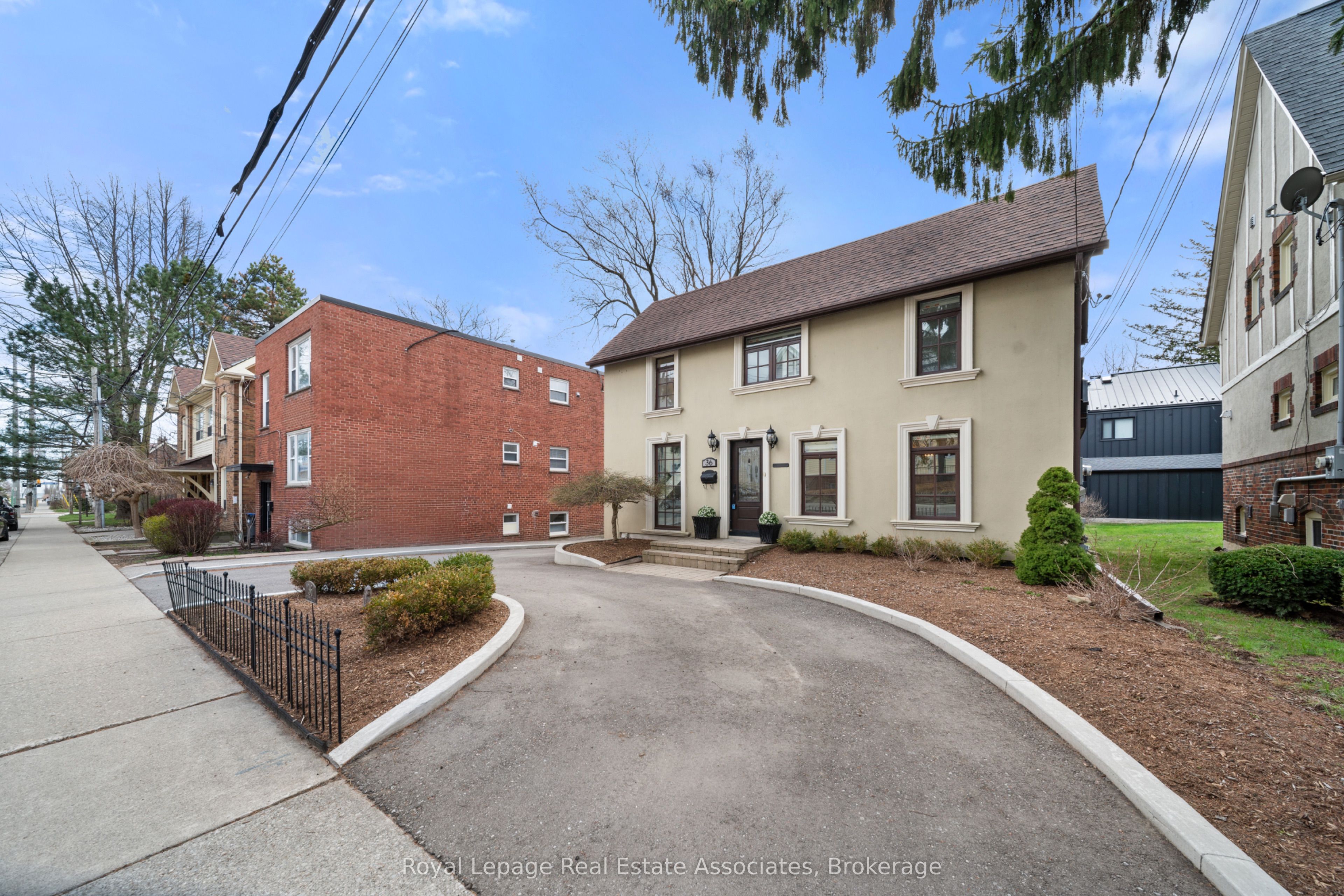 36 Mississauga Road N, Mississauga, ON L5H 2H6