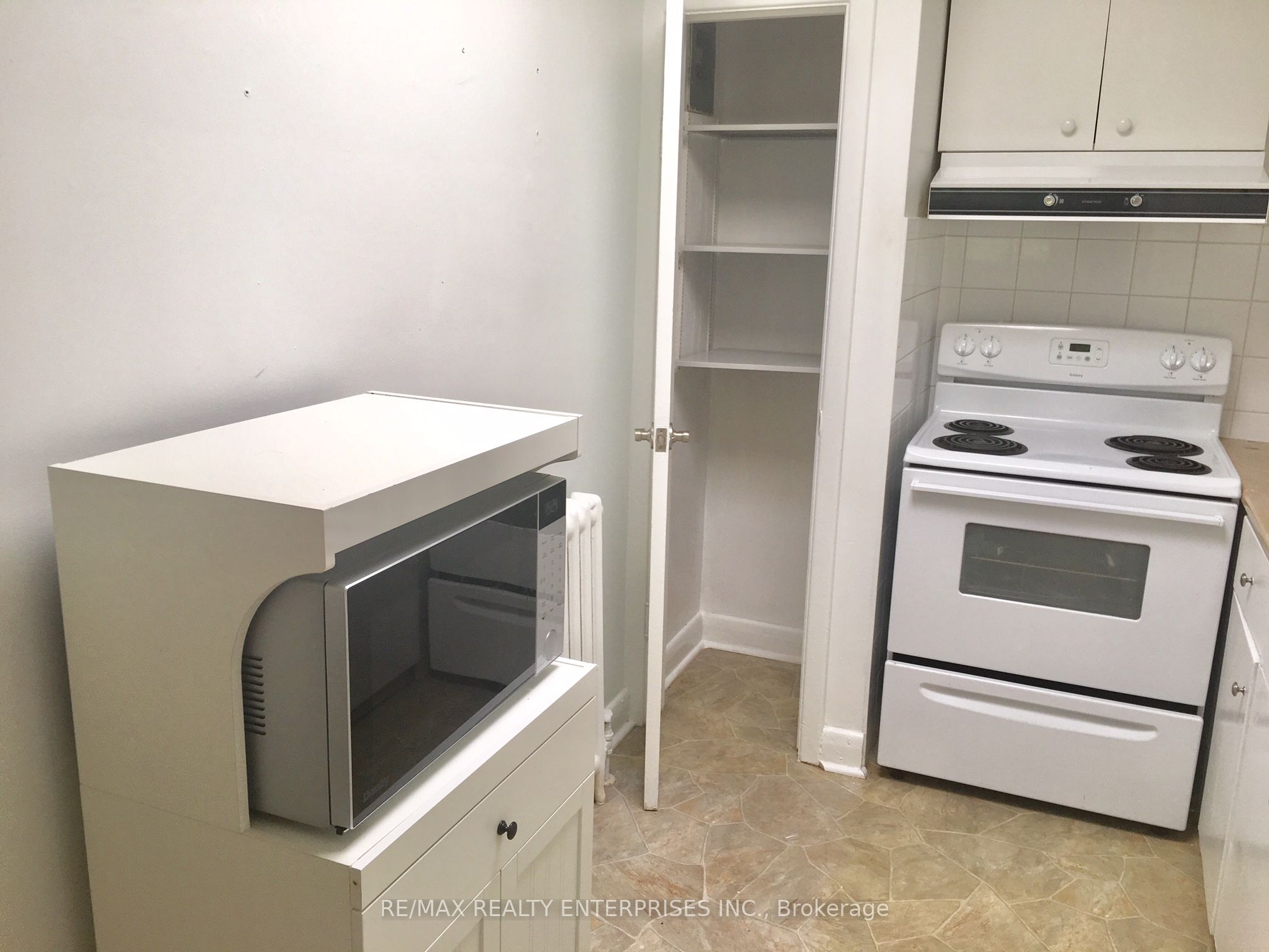 297 Lakeshore Road E 2, Mississauga, ON L5G 1H3 photo 2