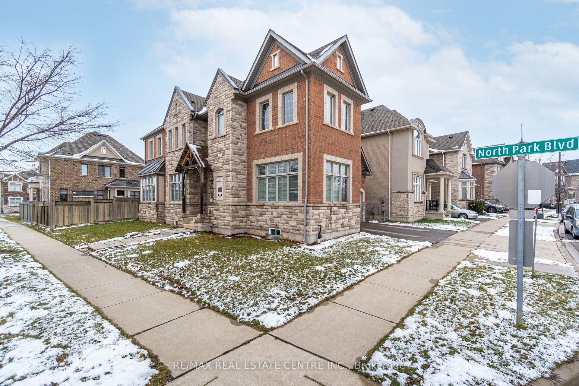 177 North Park Boulevard N, Oakville, ON L6M 0X3 photo 2