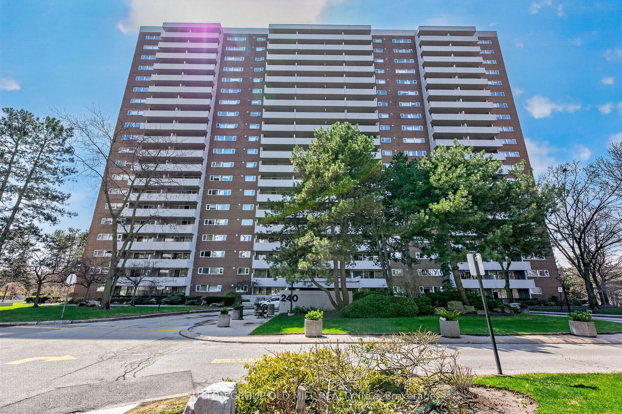 240 Scarlett Road 613, Toronto, ON M6N 4X4 photo 2