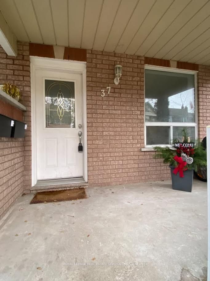37 Gillespie Avenue Main Floor, Toronto, ON M6N 2Y5 photo 3