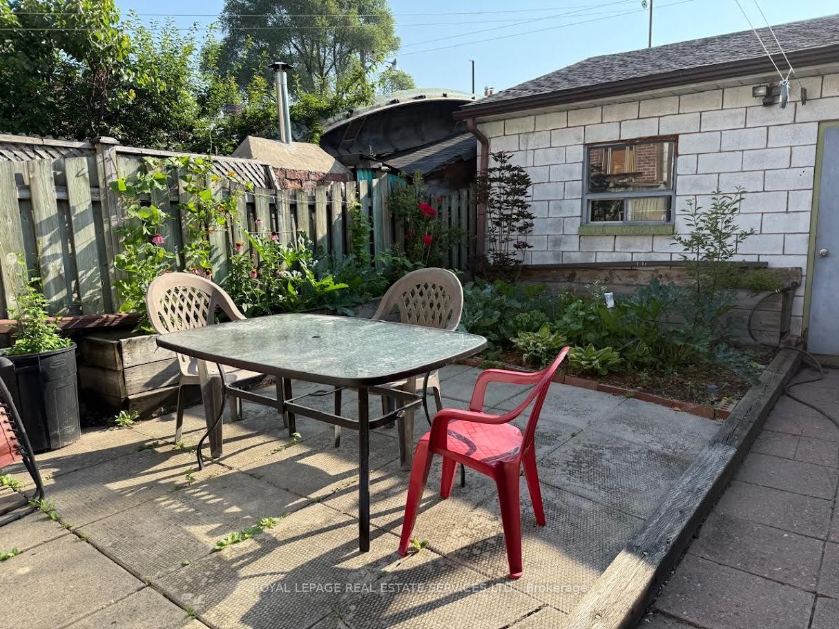 37 Gillespie Avenue Main Floor, Toronto, ON M6N 2Y5 photo 5