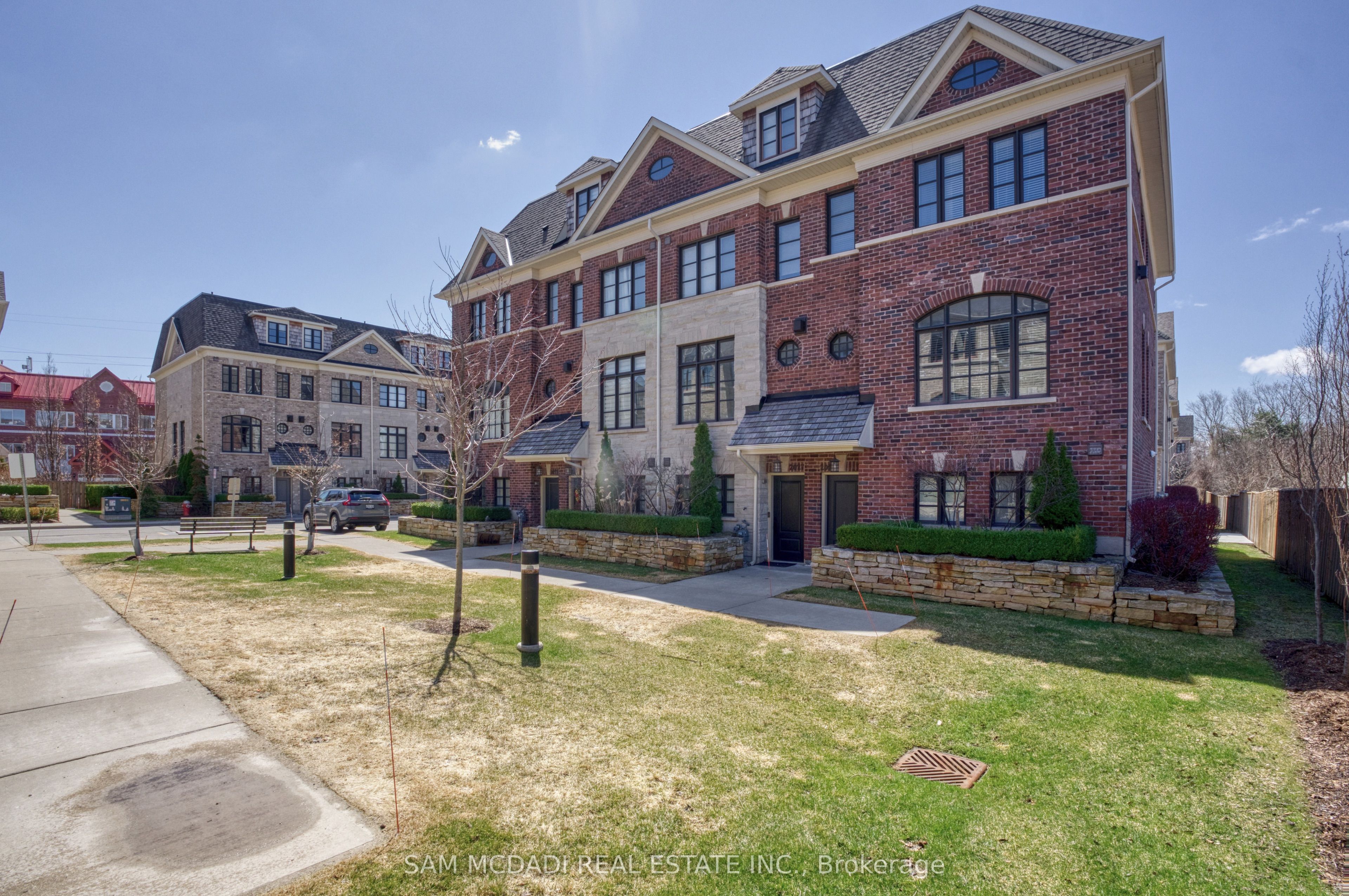 2029 Queensborough Gate, Mississauga, ON L5M 0Y1