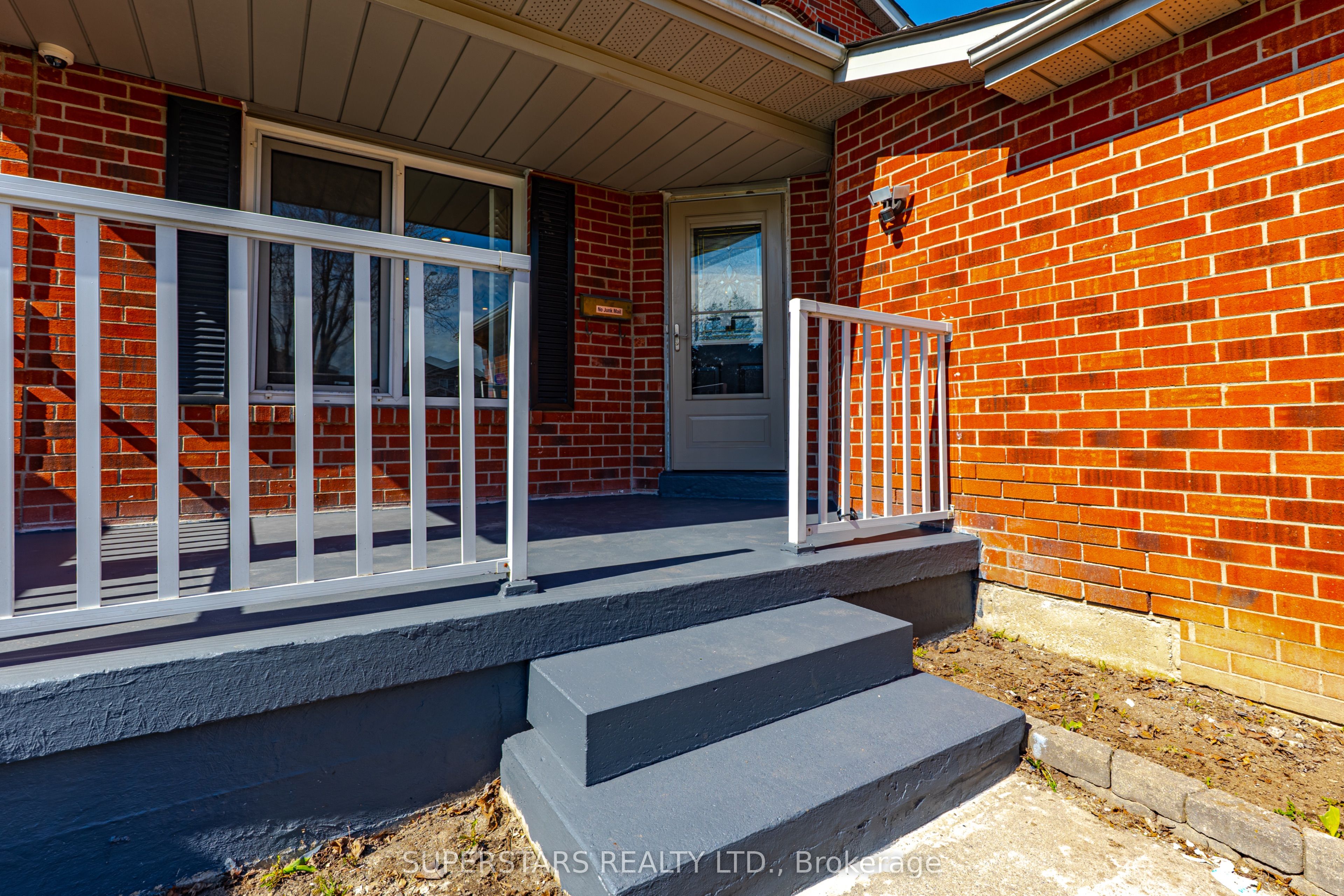 3945 Renfrew Crescent, Mississauga, ON L5L 4J6 photo 2