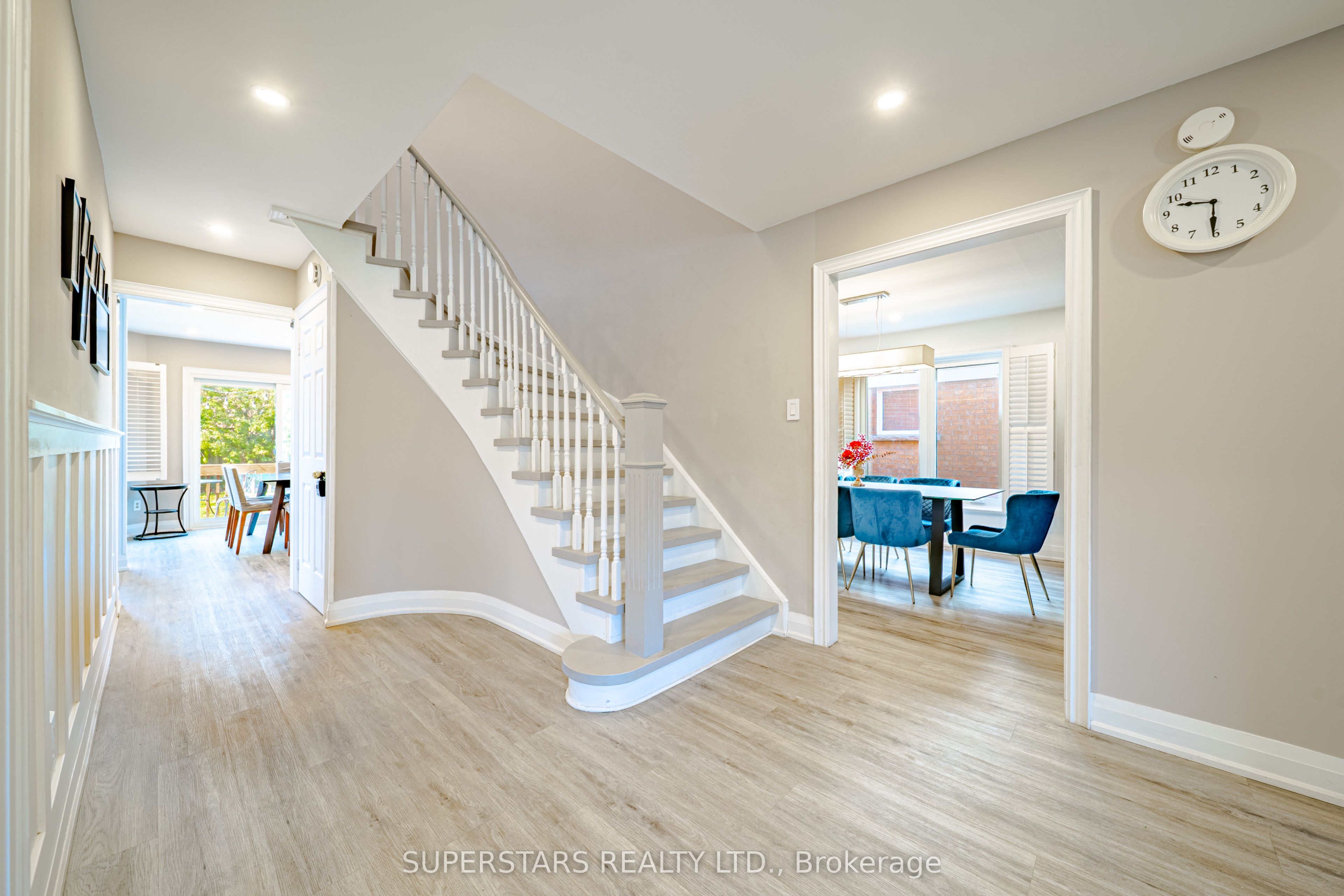 3945 Renfrew Crescent, Mississauga, ON L5L 4J6 photo 3