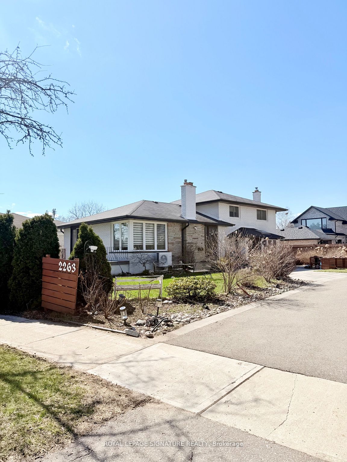 2263 Harcourt Crescent, Mississauga, ON L4Y 1W3 photo 2
