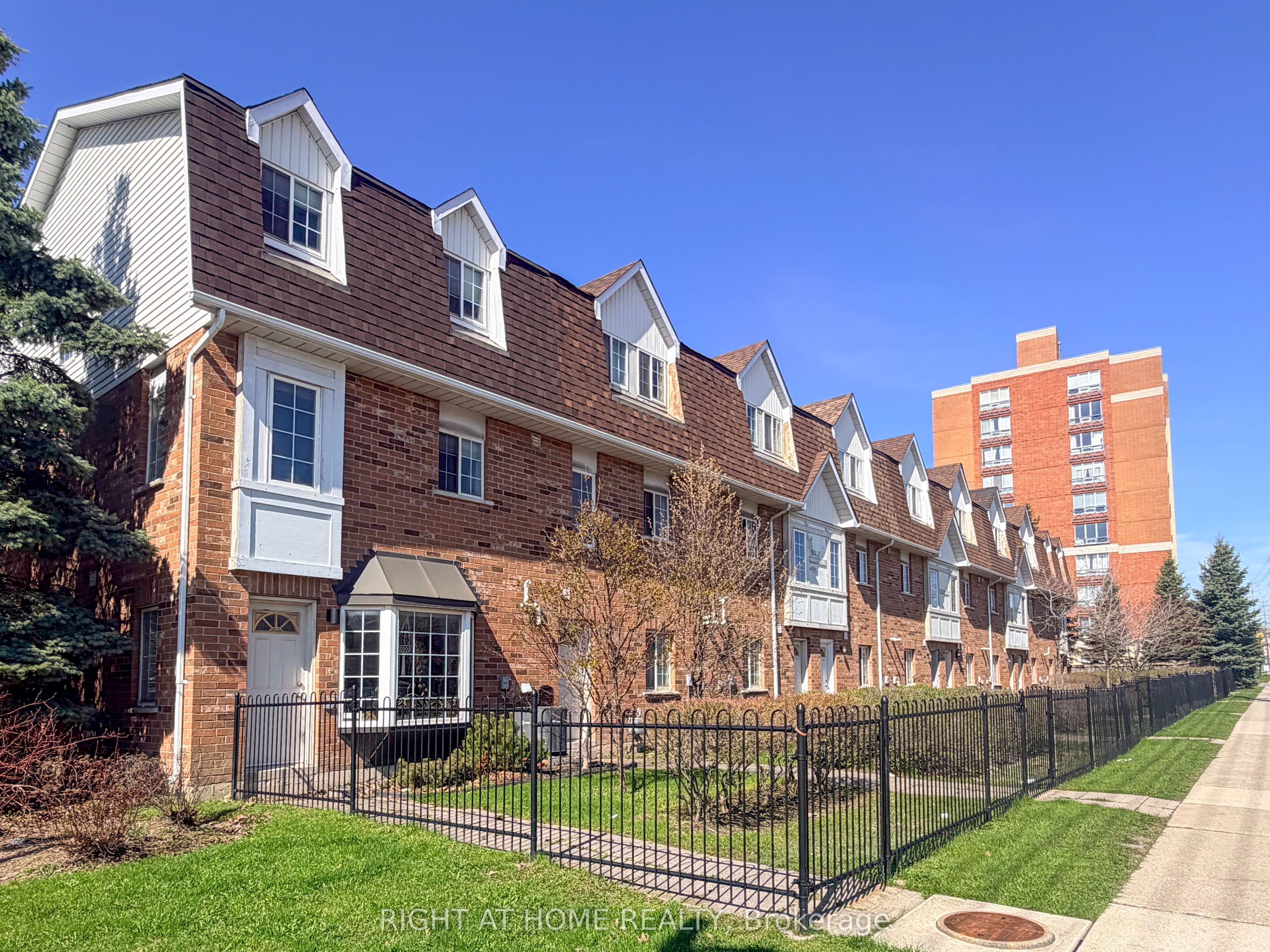 1525 South Parade Court 28, Mississauga, ON L5M 6E9