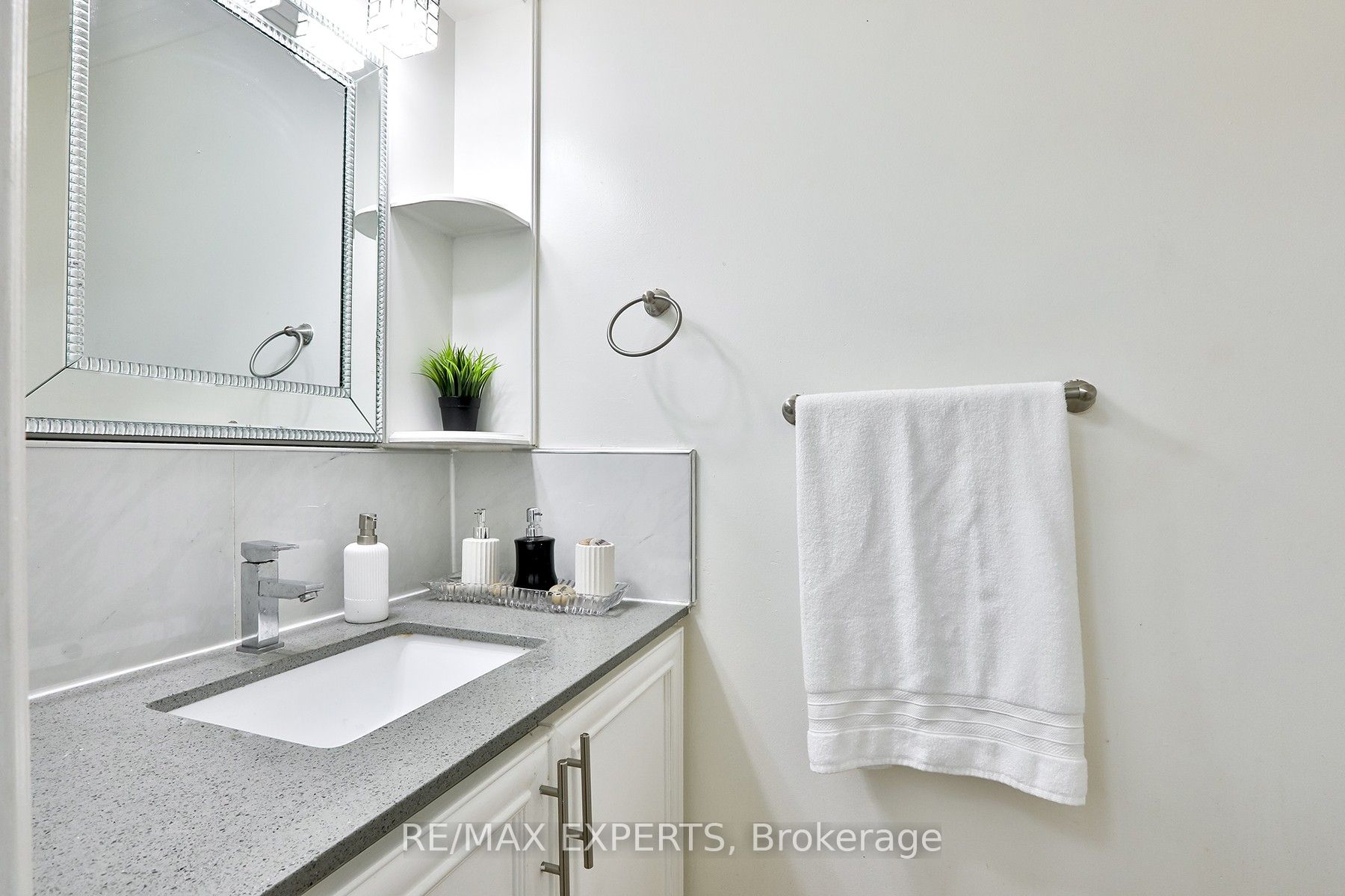 16 Hetherington Place, Brampton, ON L6S 5M7 photo 4