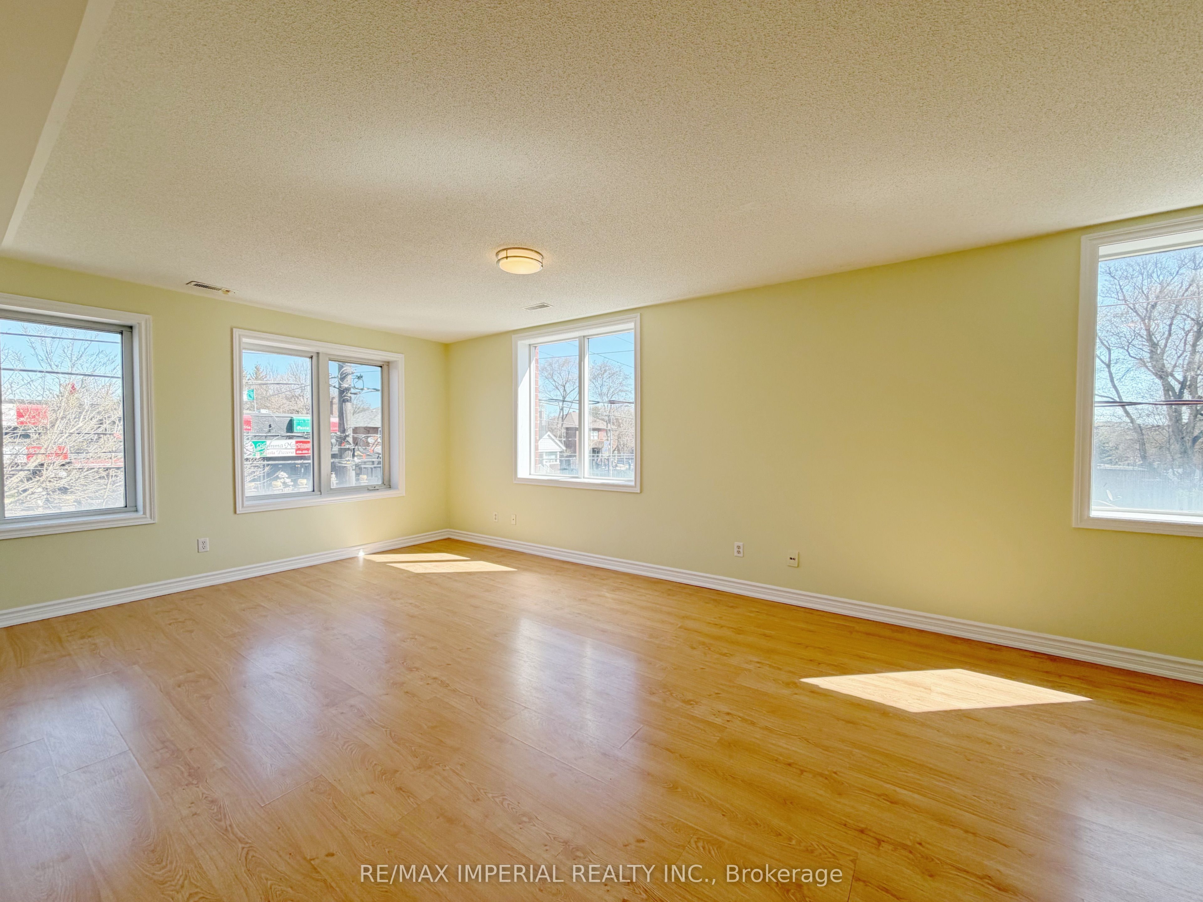 621A The Queensway, Toronto, ON M8Y 1K4 photo 2