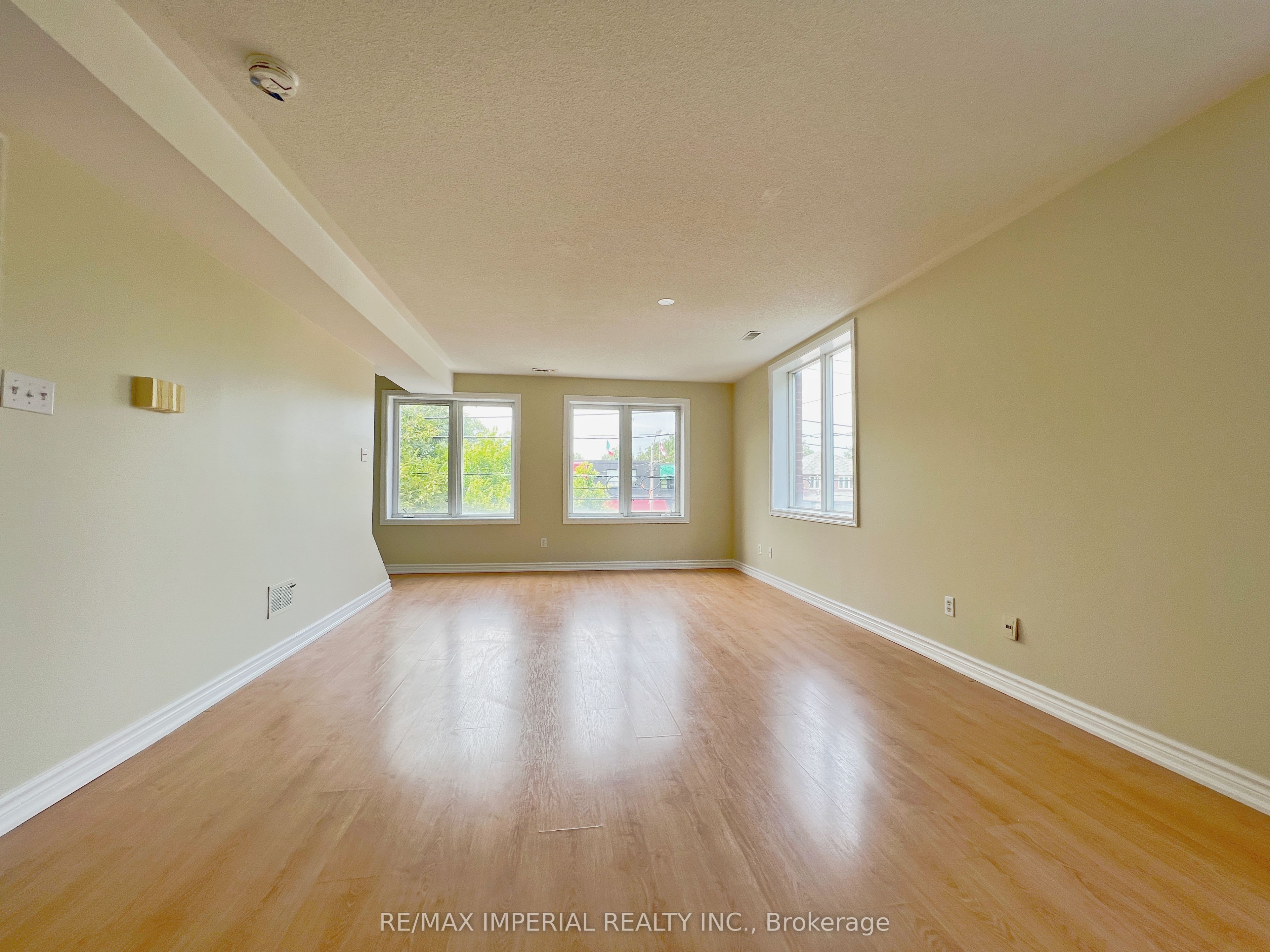 621A The Queensway, Toronto, ON M8Y 1K4 photo 5