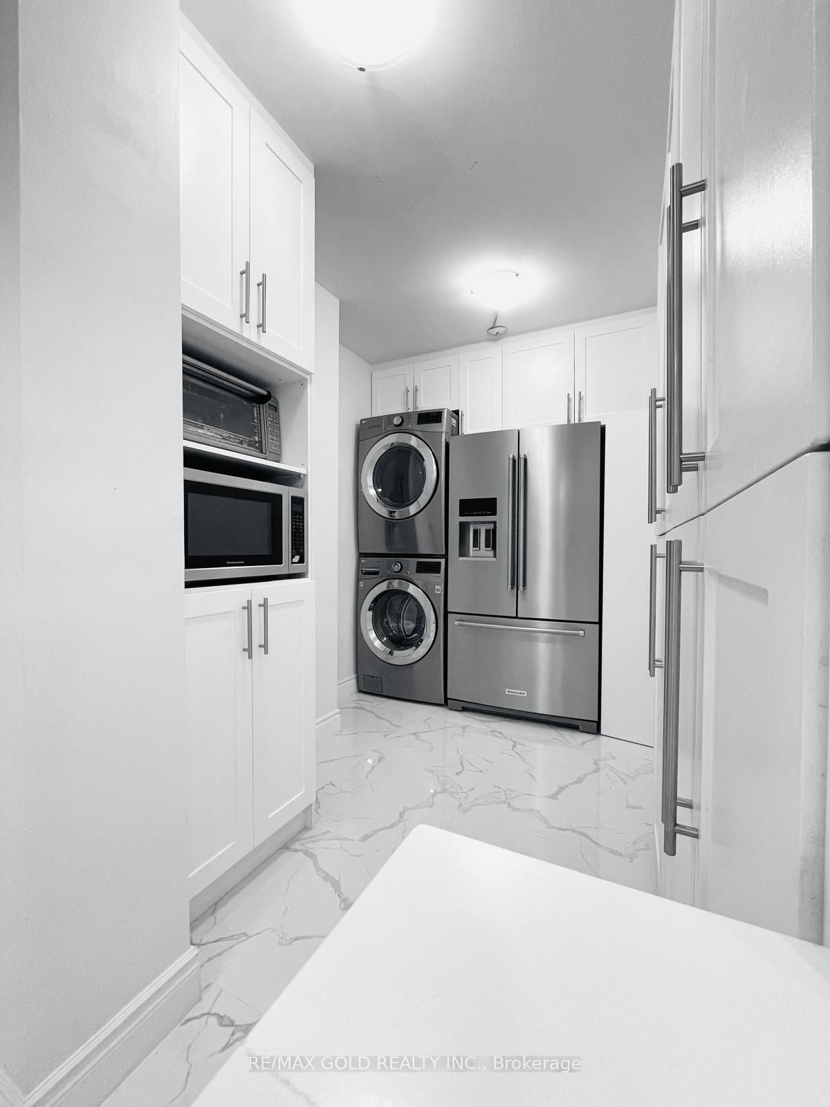 390 Dixon Road 1611, Toronto, ON M9R 1T4 photo 2
