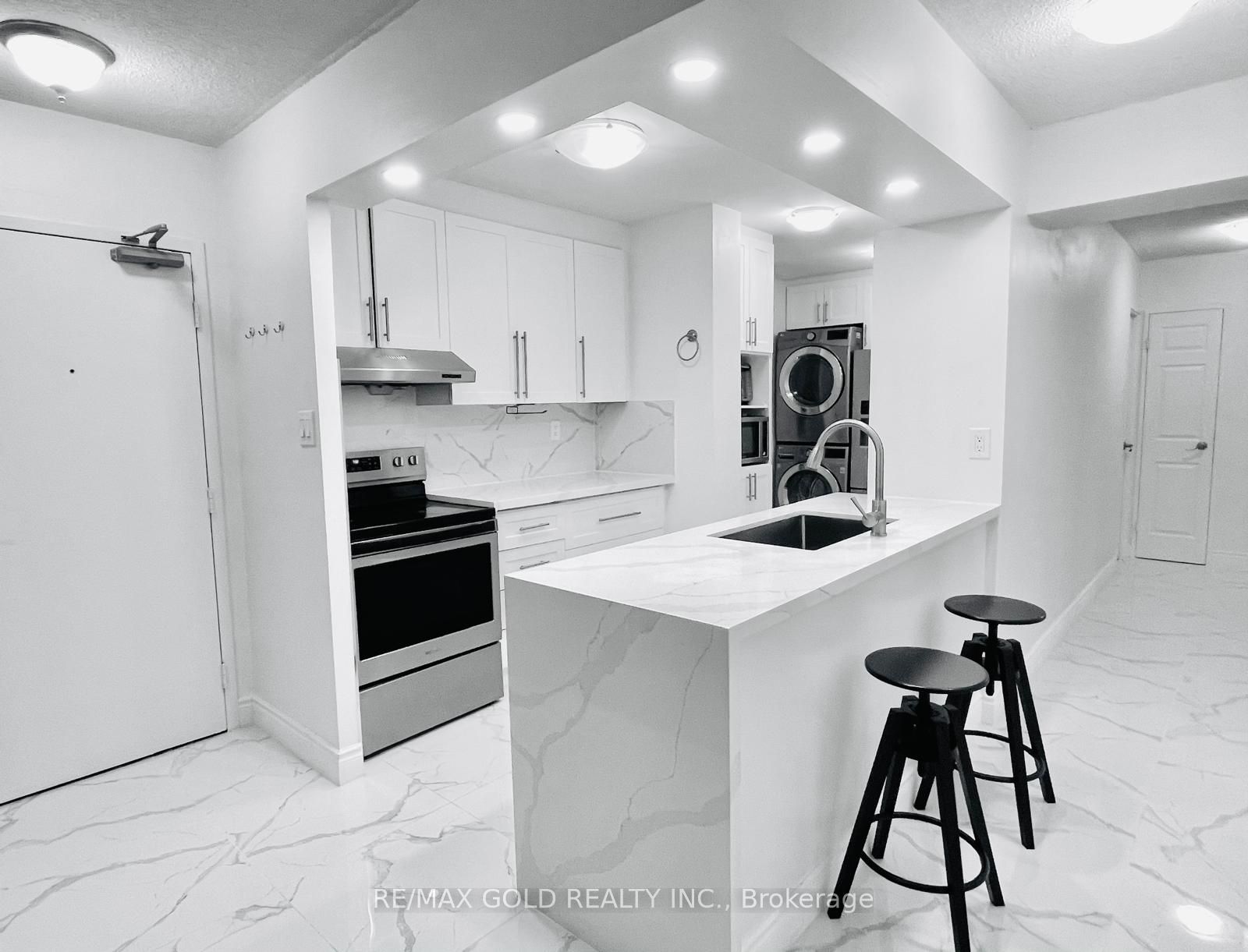 390 Dixon Road 1611, Toronto, ON M9R 1T4 photo 3
