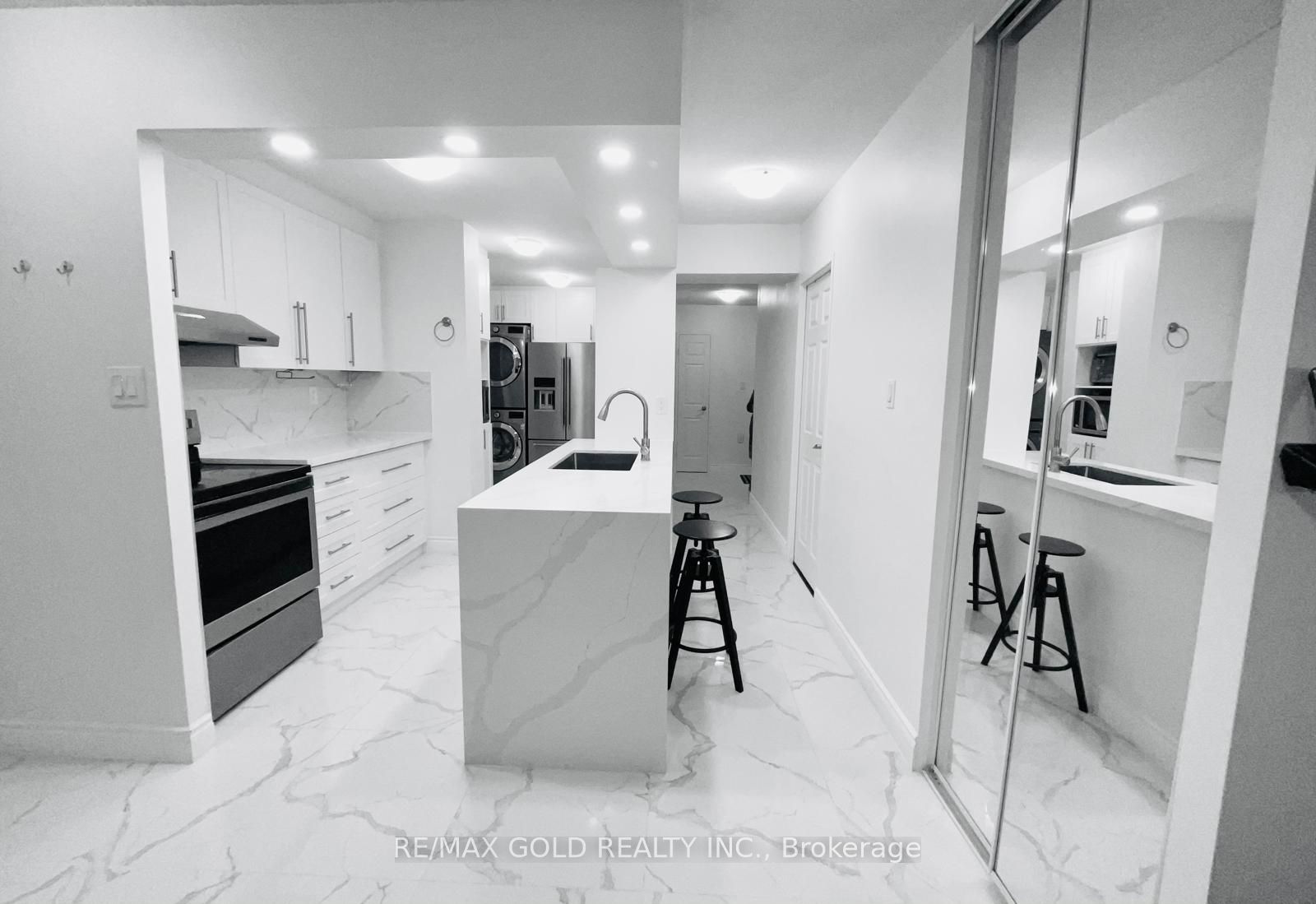 390 Dixon Road 1611, Toronto, ON M9R 1T4 photo 4