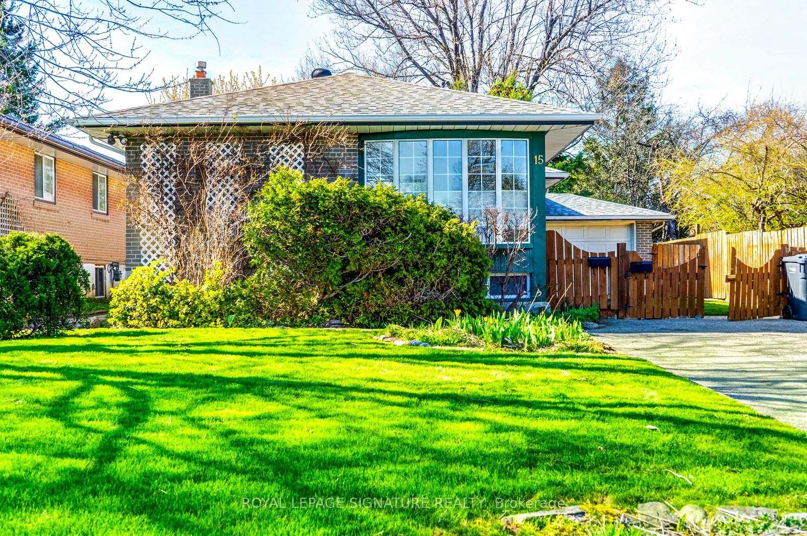 15 Epsom Downs Drive, Brampton, ON L6T 1Y7 photo 2