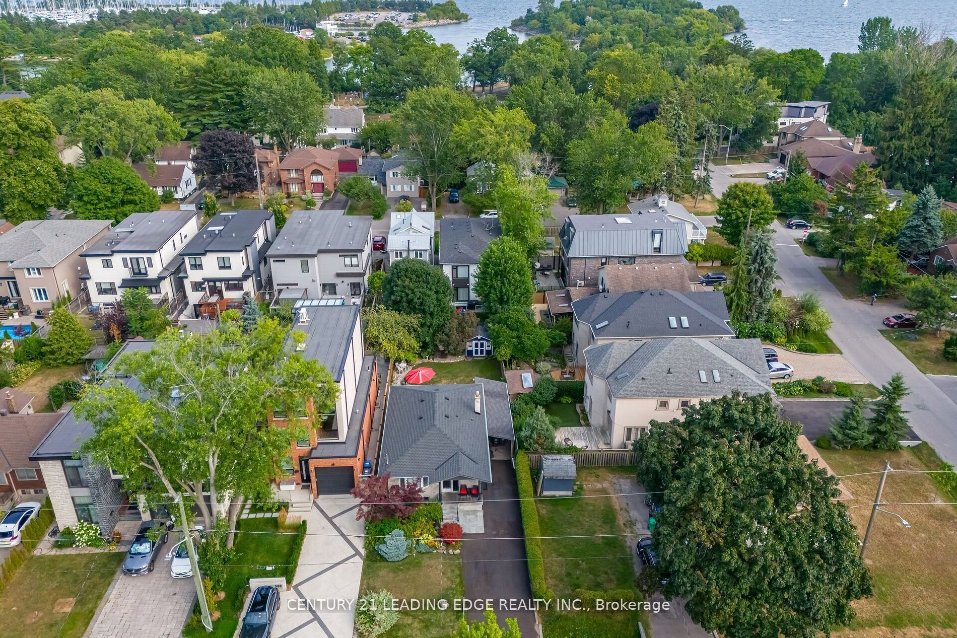 586 Curzon Avenue, Mississauga, ON L5G 1P9 photo 2