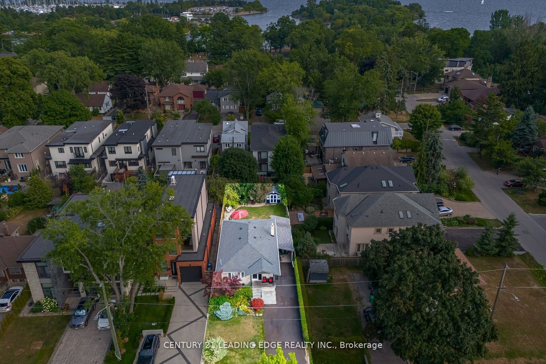 586 Curzon Avenue, Mississauga, ON L5G 1P9 photo 3