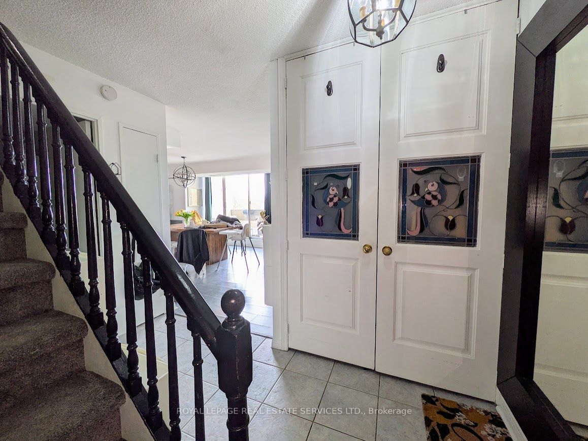 1300 Marlborough Court 325, Oakville, ON L6H 2S2 photo 3