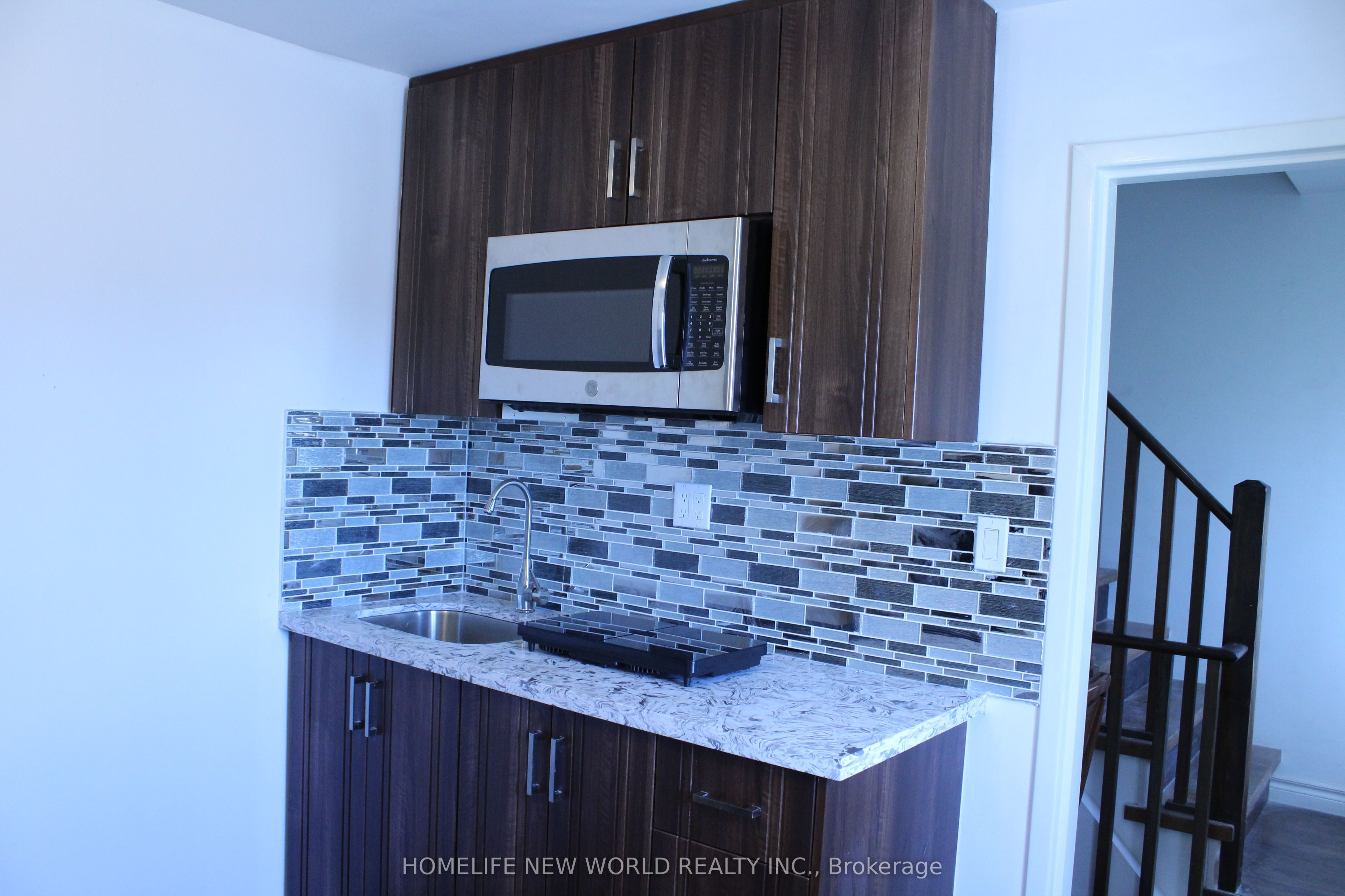 2466 St Clair Avenue W 201, Toronto, ON M6N 1L3 photo 3