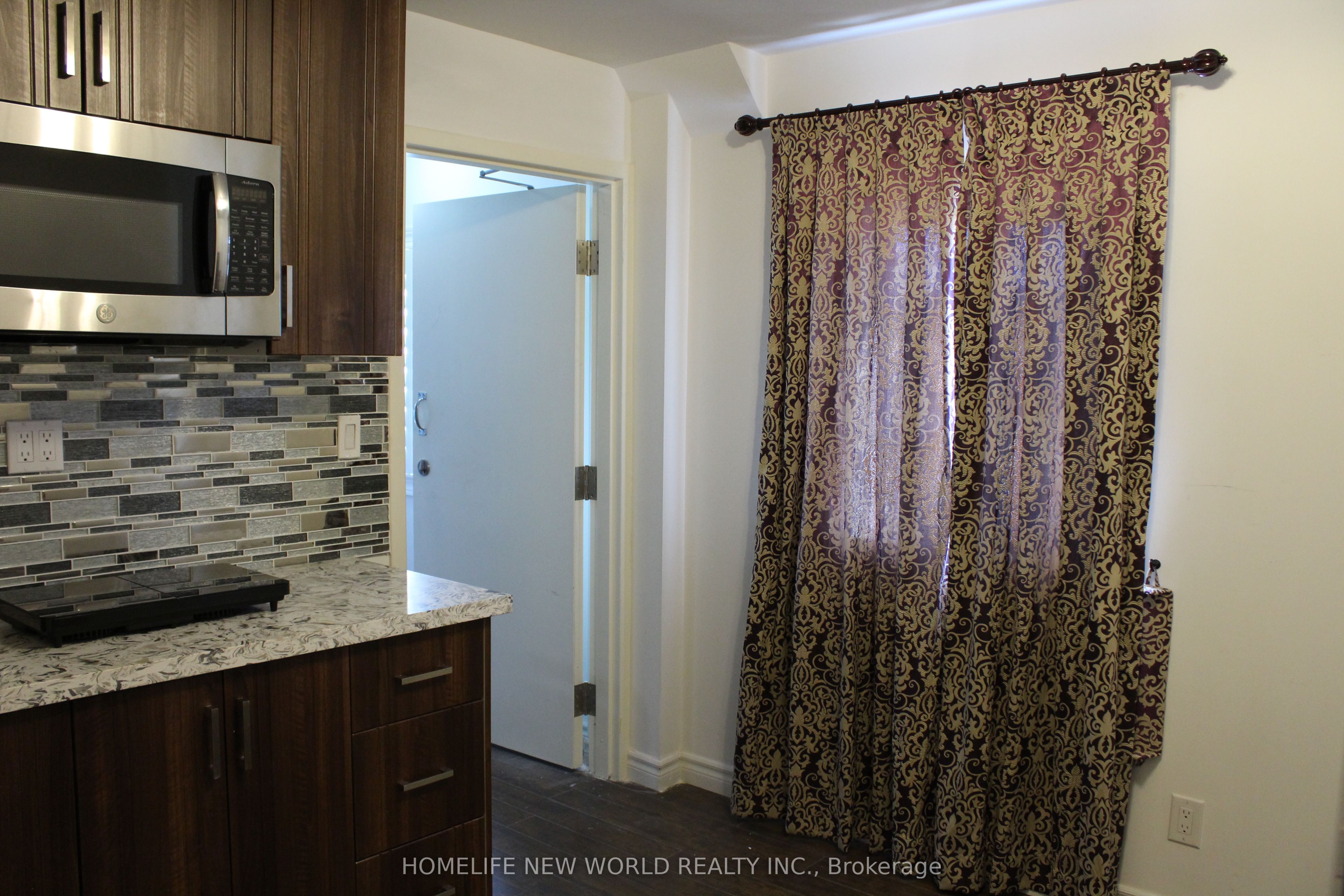 2466 St Clair Avenue W 201, Toronto, ON M6N 1L3 photo 4