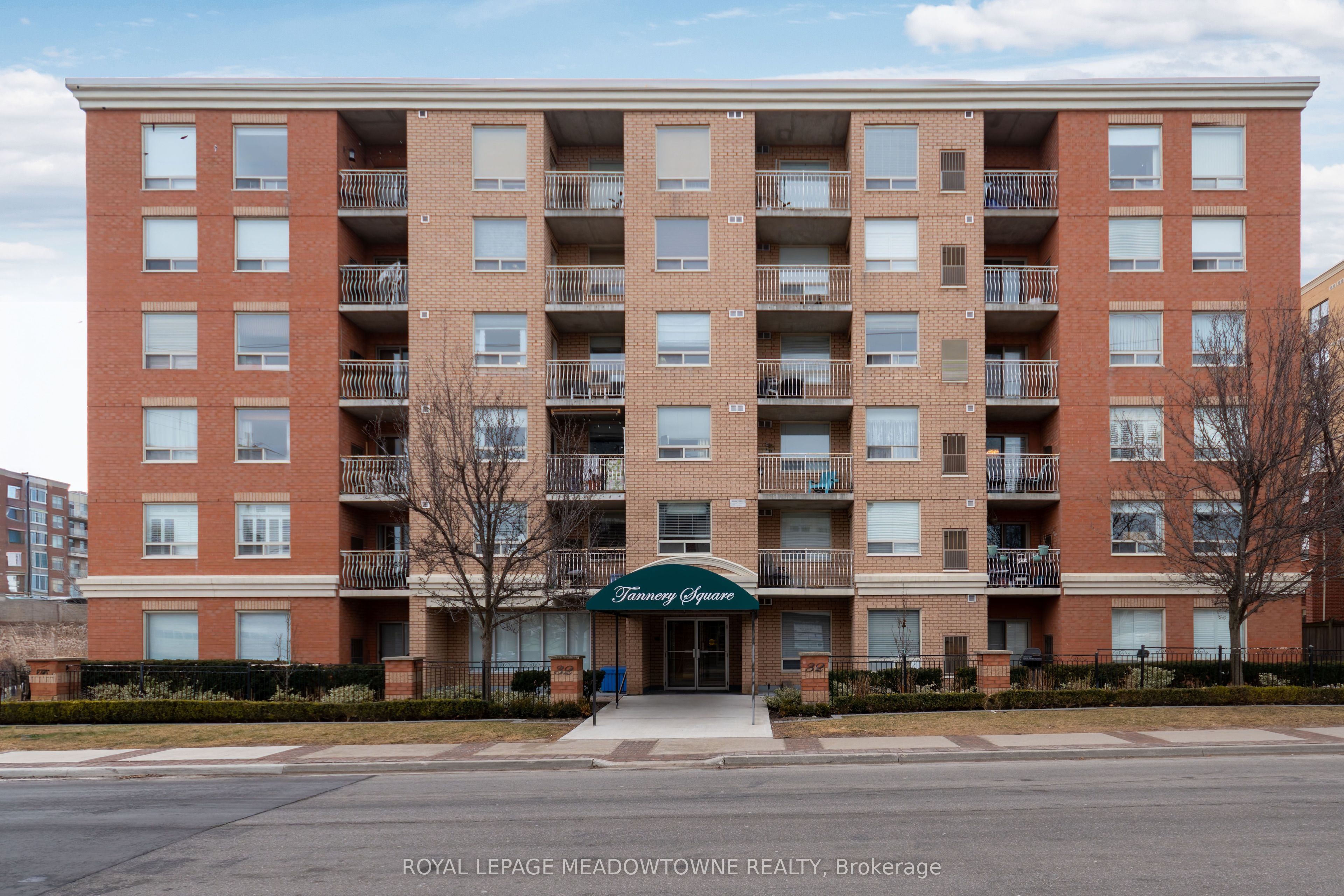32 Tannery Street 404, Mississauga, ON L5M 6T6