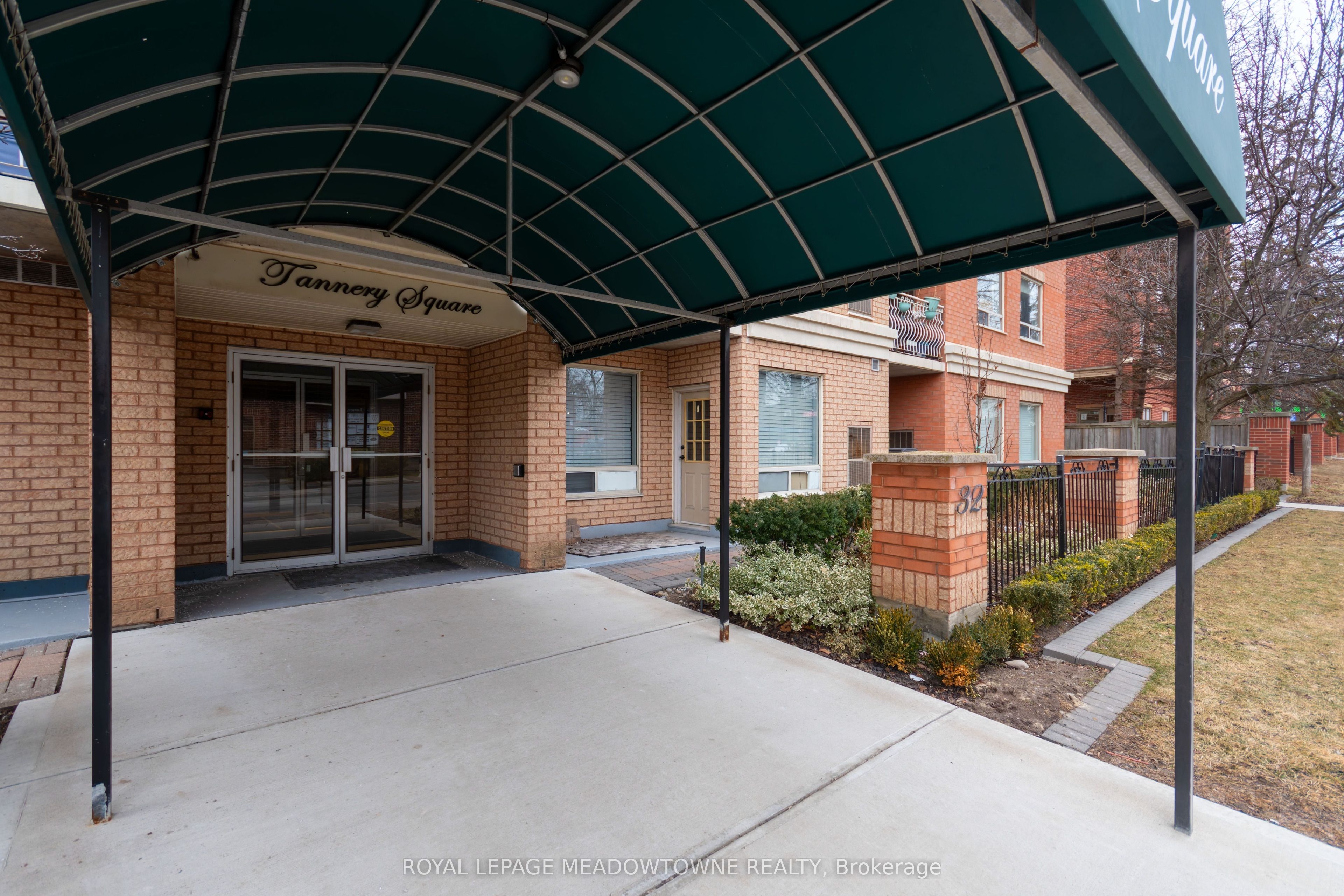 32 Tannery Street 404, Mississauga, ON L5M 6T6 photo 3