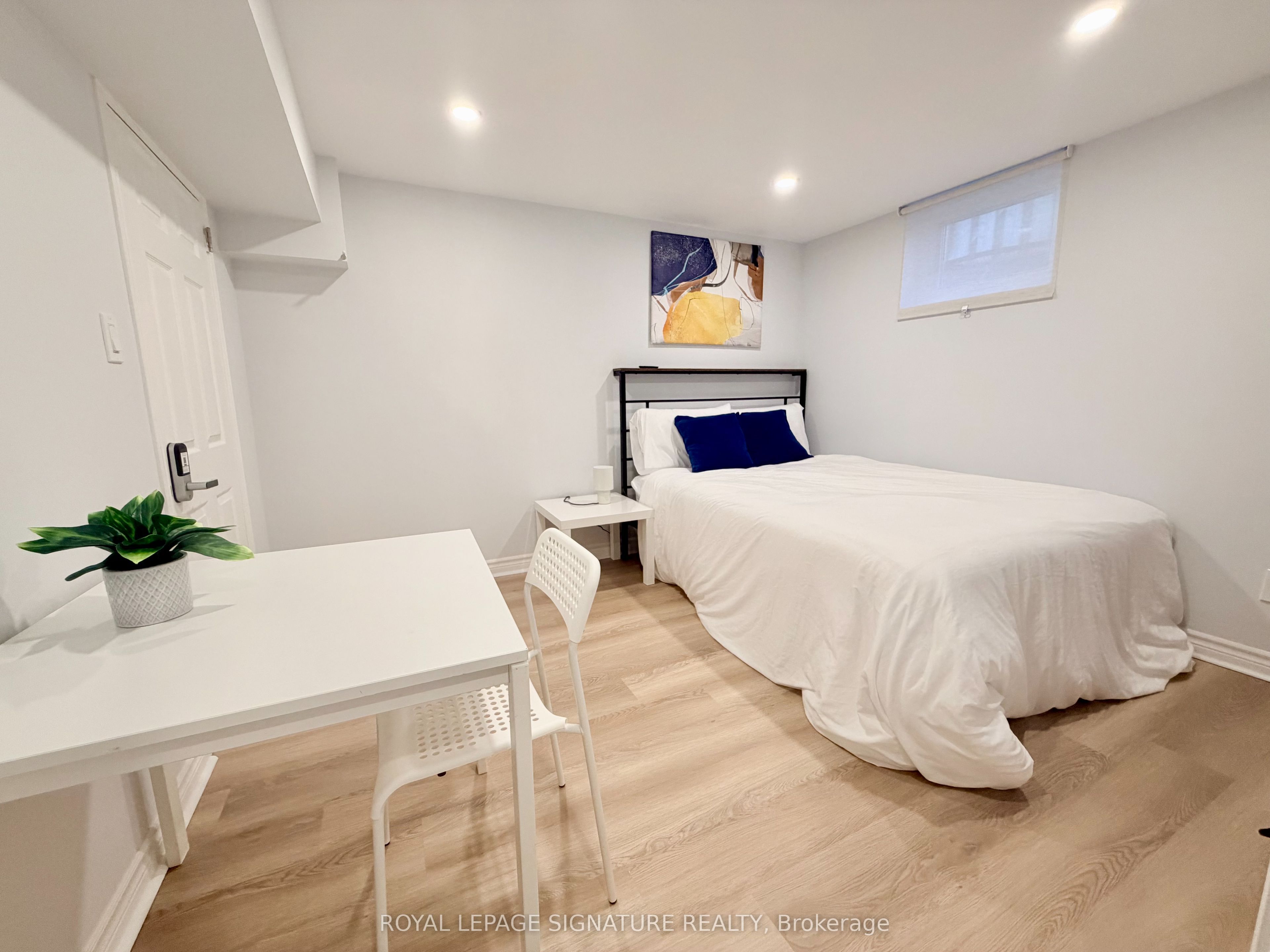 450 Abington Avenue Room 1, Mississauga, ON L5A 1L7 photo 2