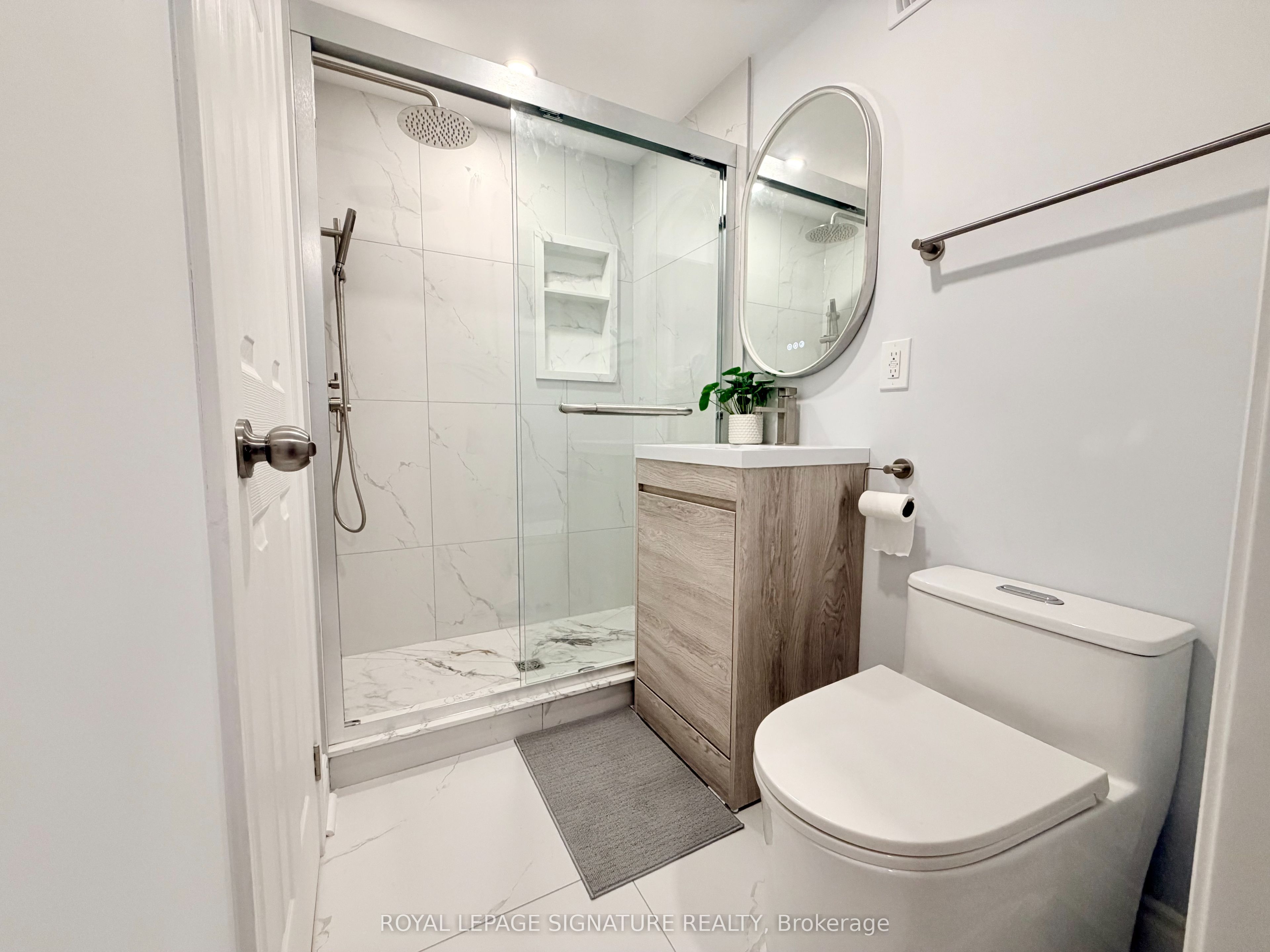 450 Abington Avenue Room 1, Mississauga, ON L5A 1L7 photo 3