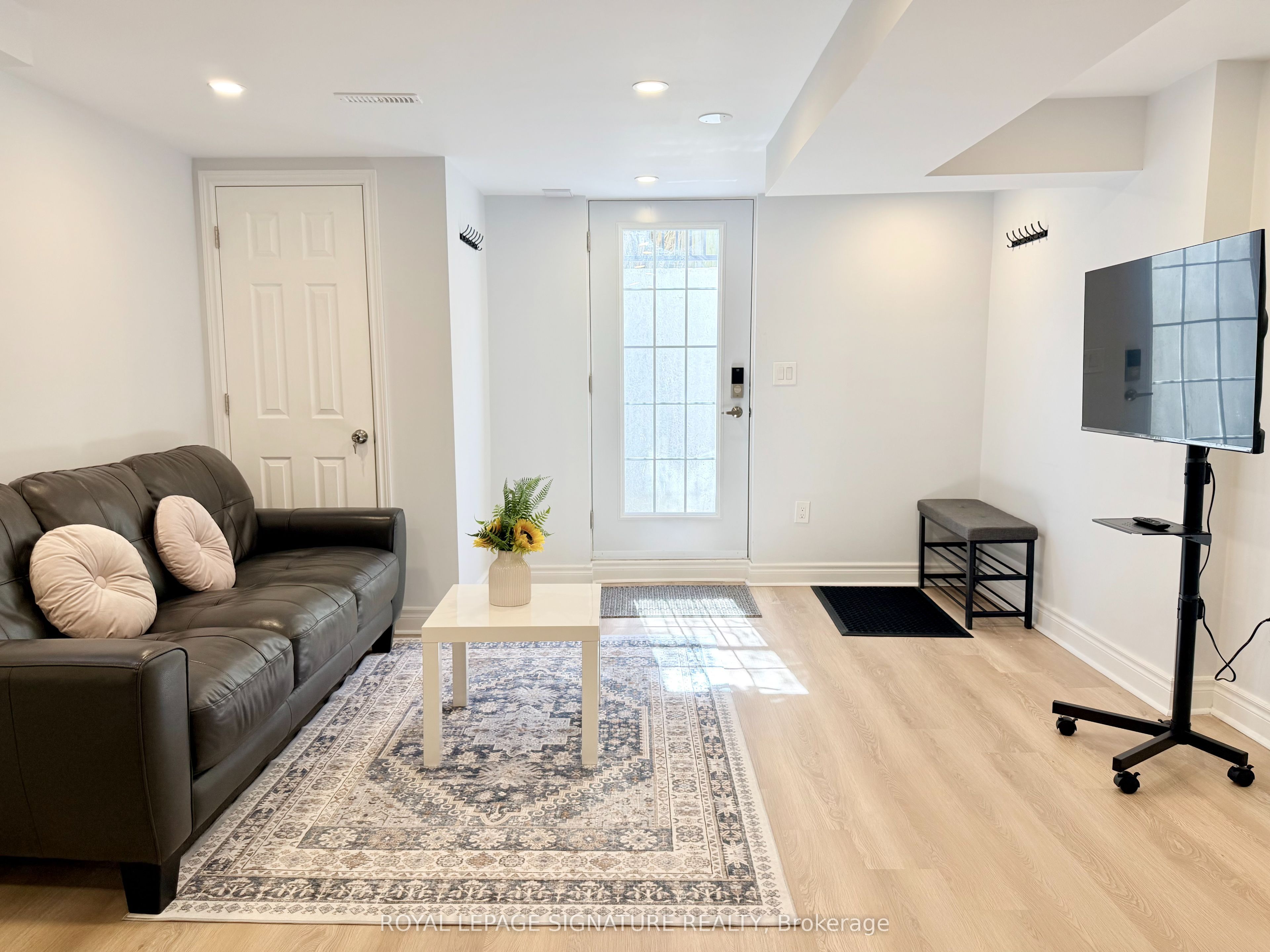 450 Abington Avenue Room 1, Mississauga, ON L5A 1L7 photo 4