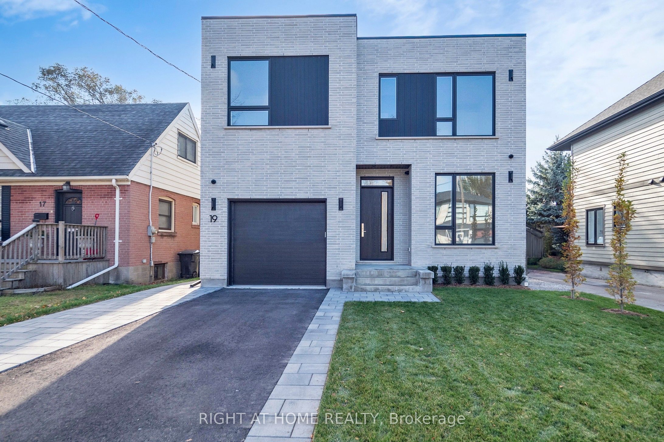 19 Putney Road, Toronto, ON M8W 2K6