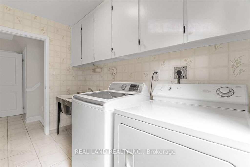 360 Chantenay Drive Lower, Mississauga, ON L5A 1E7 photo 2