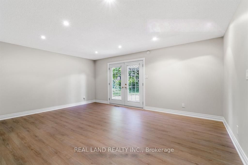 360 Chantenay Drive Lower, Mississauga, ON L5A 1E7 photo 3