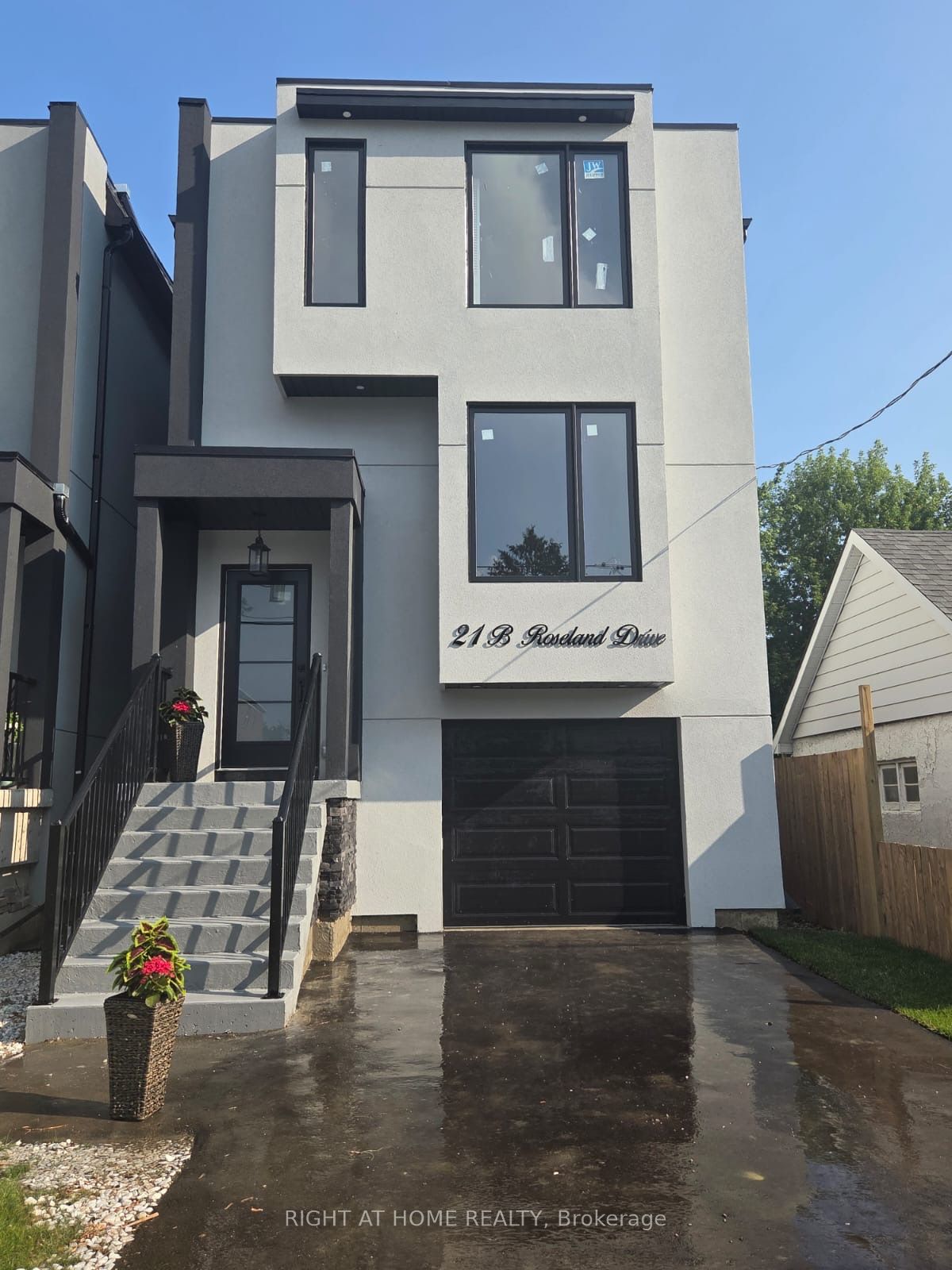 21B Roseland Drive, Toronto, ON M8W 1Y3